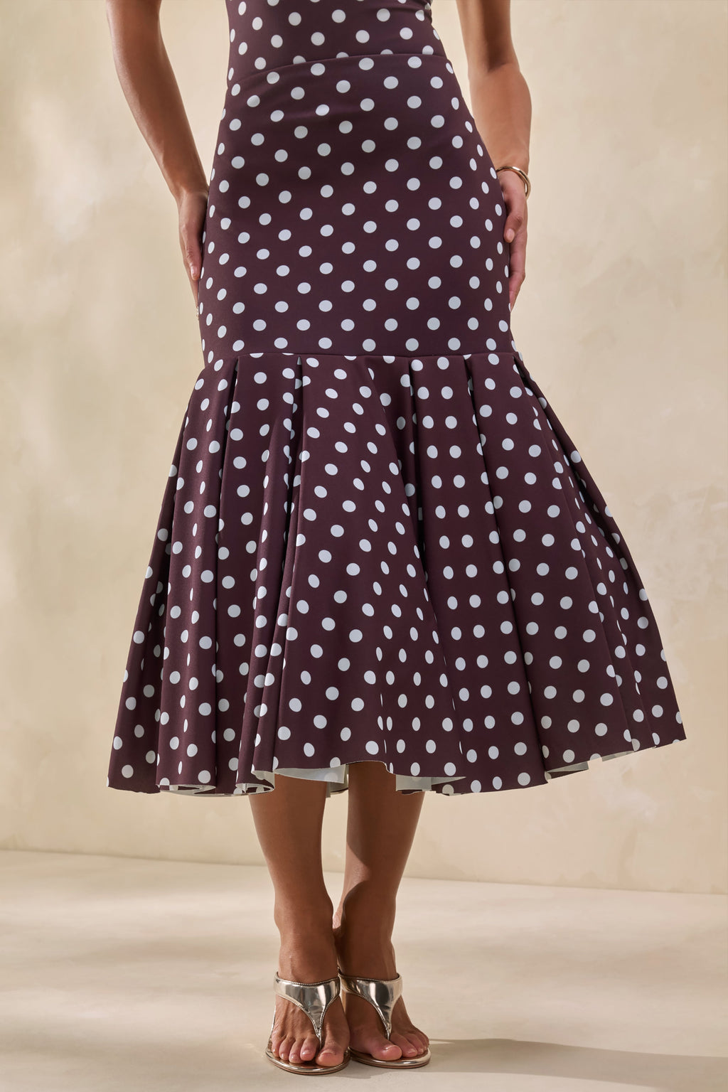 Masie | Jupe mi-longue marron à pois en mesh avec taille basse cintrée