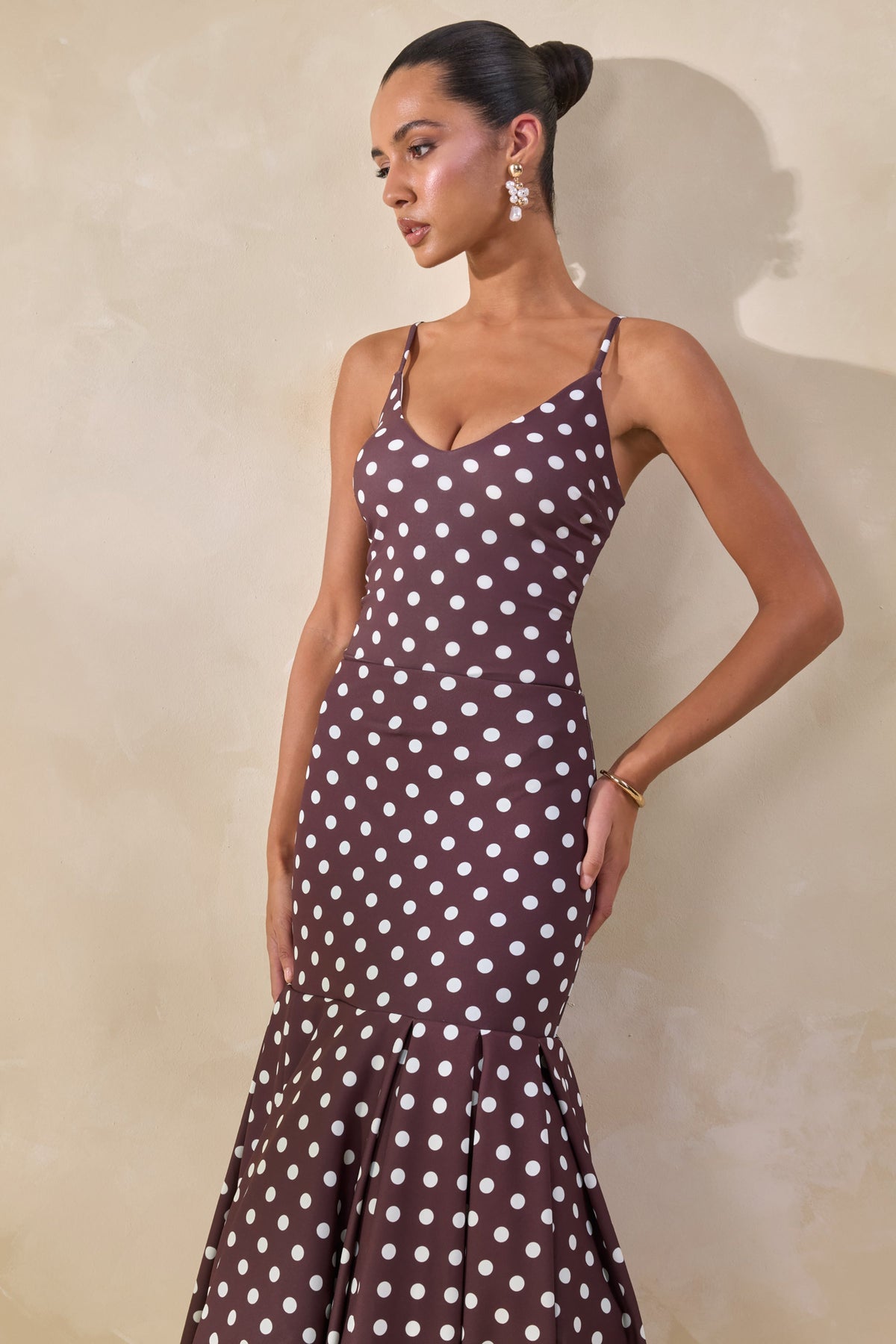 Rayna | Body string marron à pois avec décolleté en V