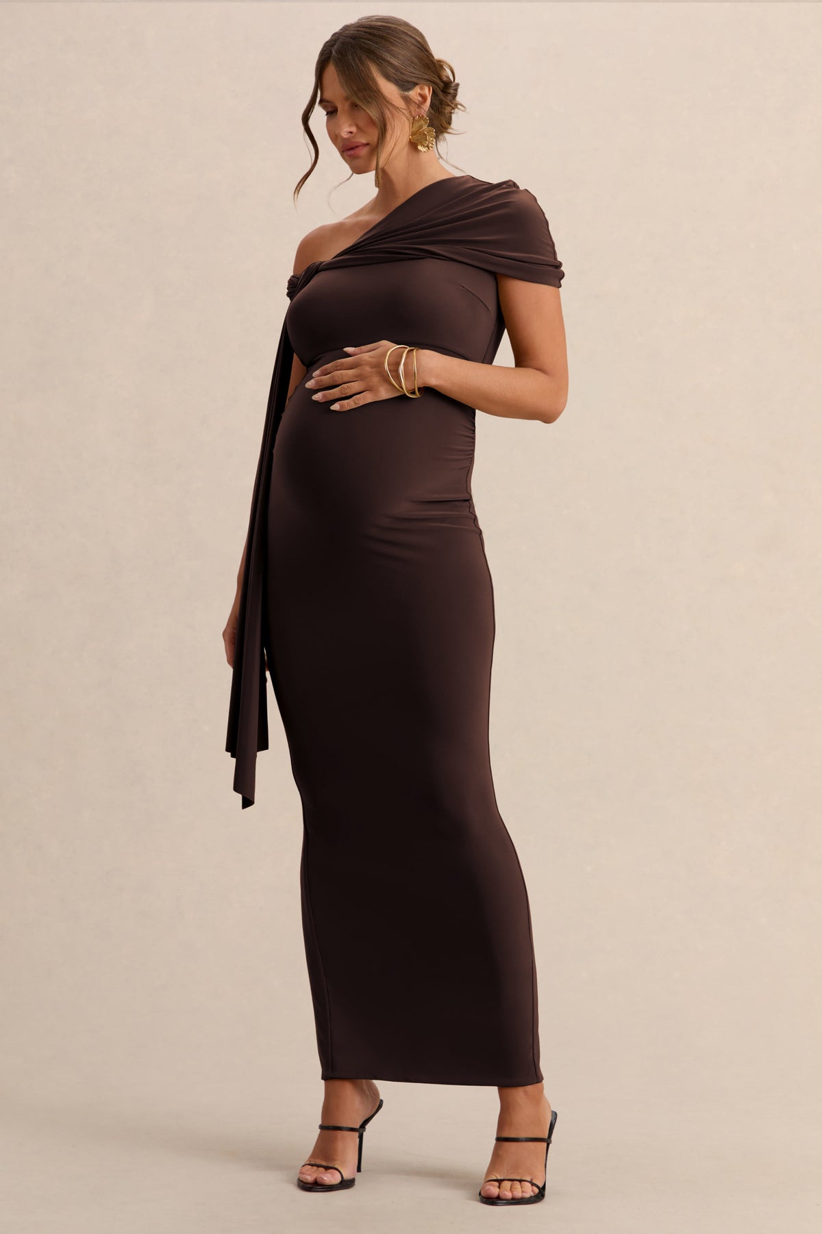Isela | Robe longue de maternité marron foncé à encolure asymétrique avec détail ceinture