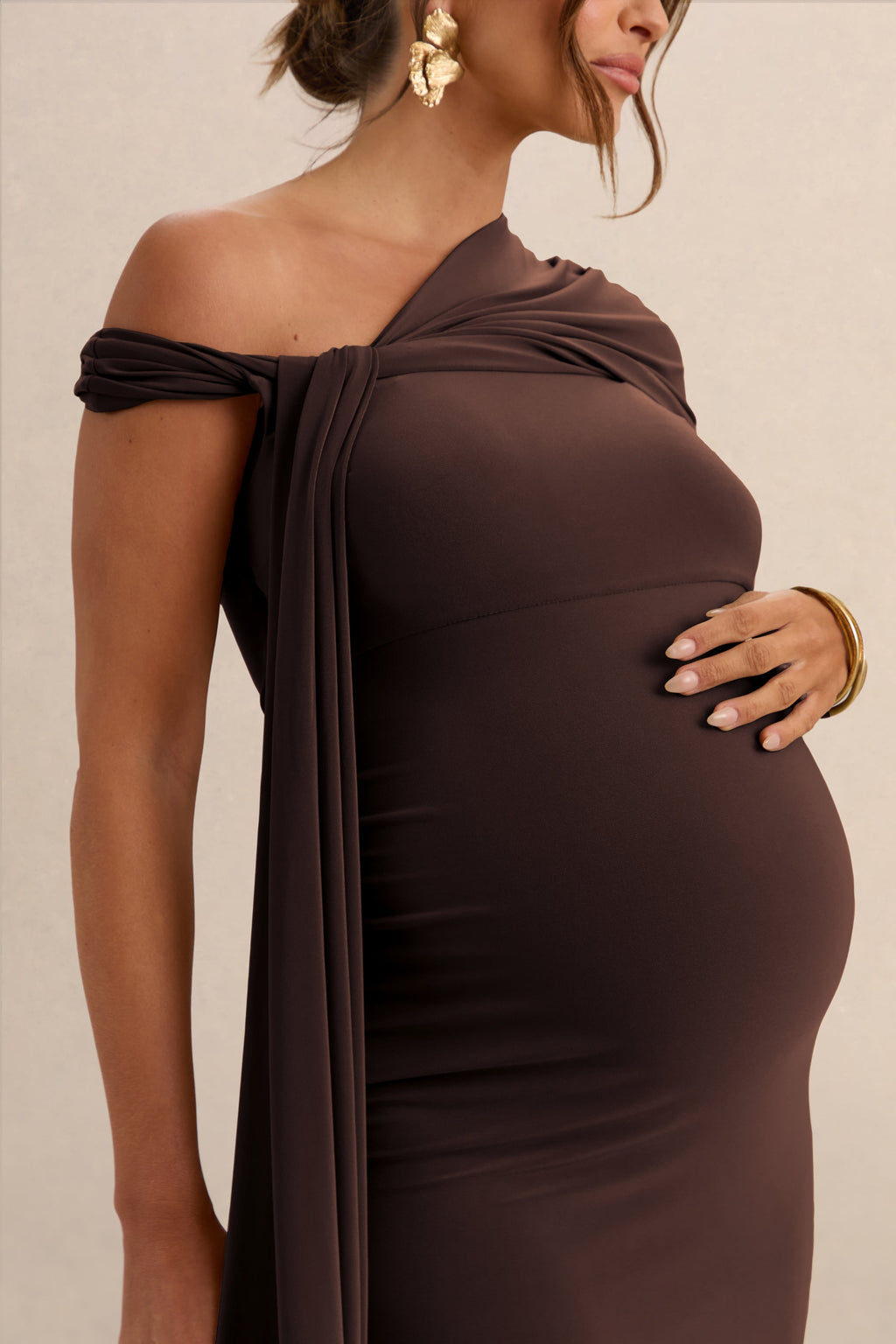 Isela | Robe longue de maternité marron foncé à encolure asymétrique avec détail ceinture