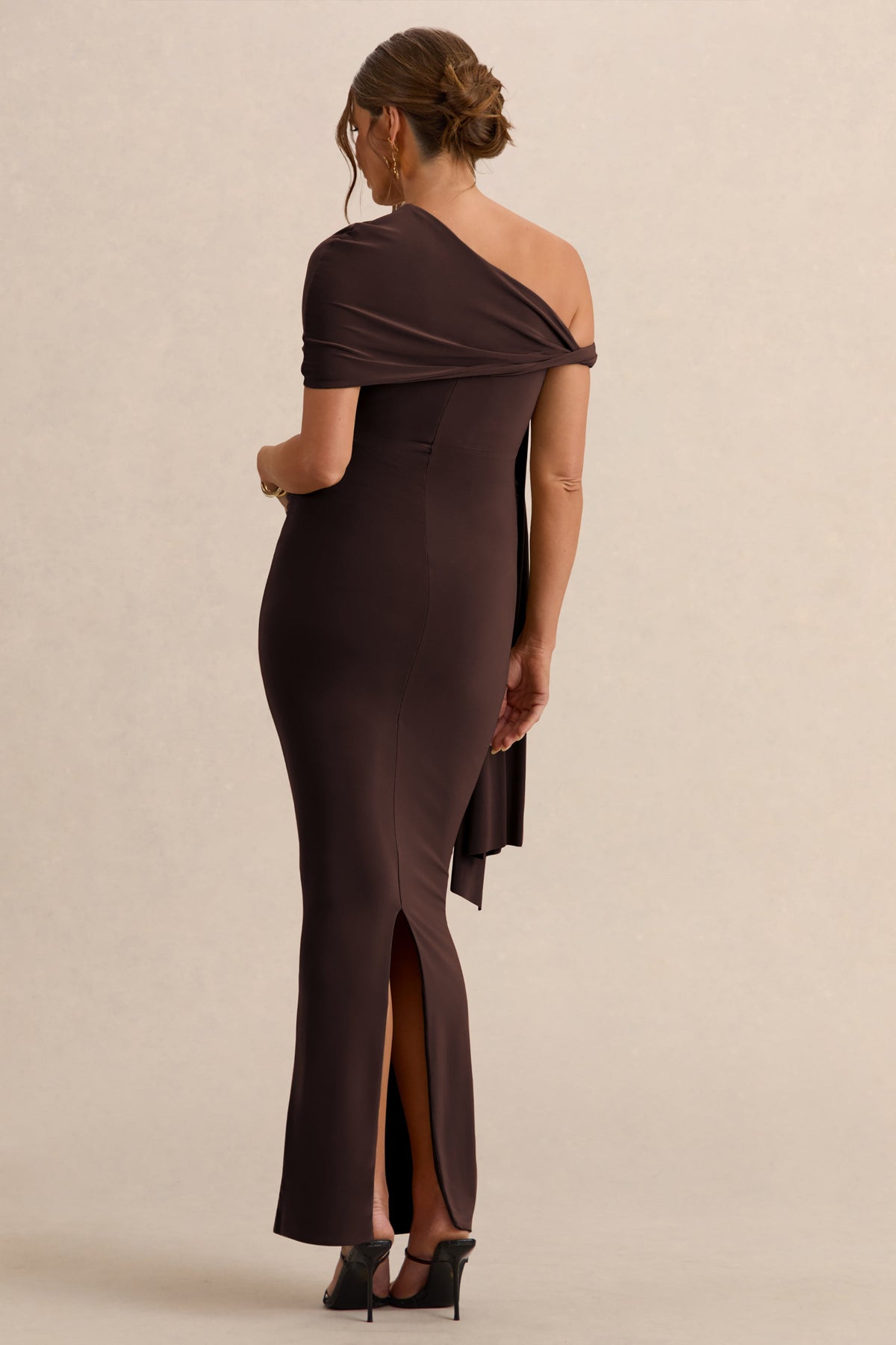 Isela | Robe longue de maternité marron foncé à encolure asymétrique avec détail ceinture