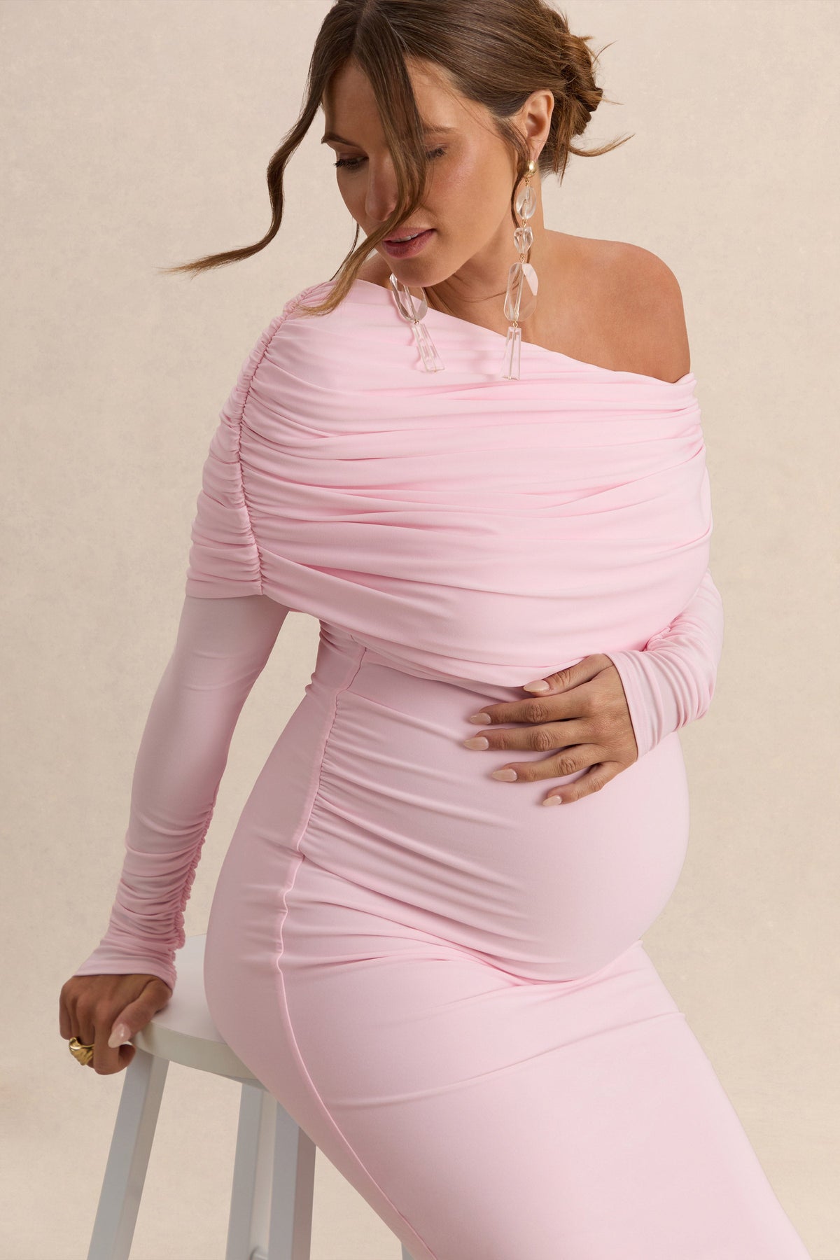 Carleigh | Robe longue de maternité rose clair à encolure asymétrique avec détails drapés