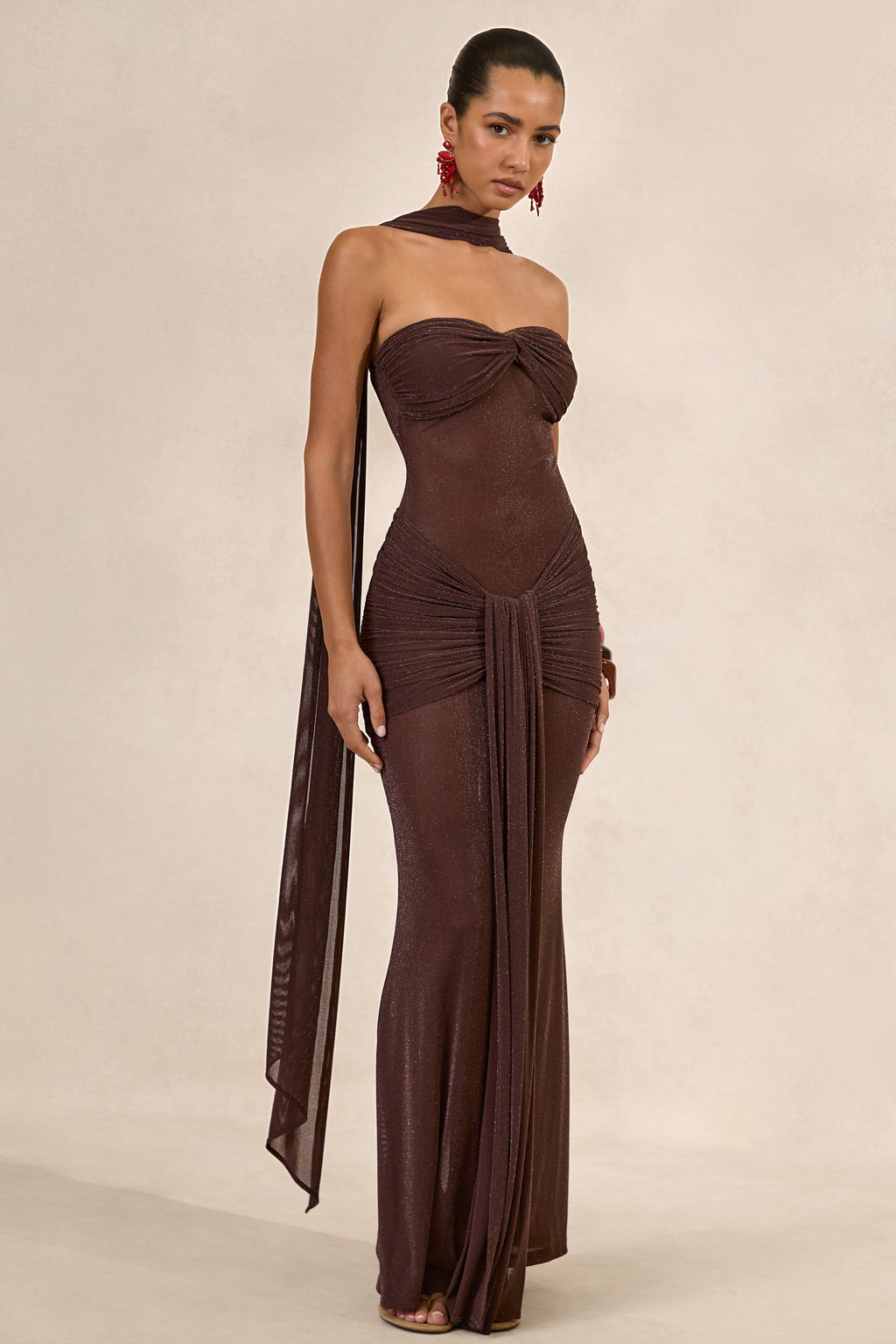 Ursa | Robe longue marron à encolure bandeau avec détail écharpe et détails froncés