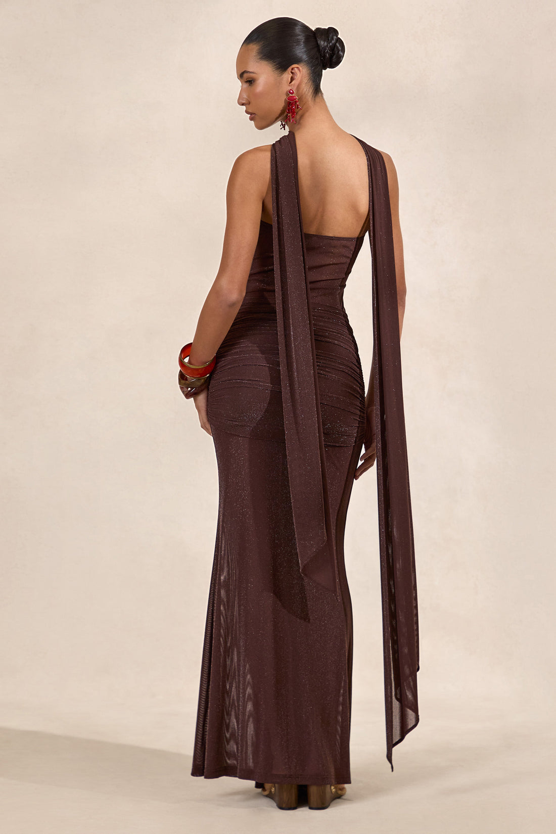 Ursa | Robe longue marron à encolure bandeau avec détail écharpe et détails froncés