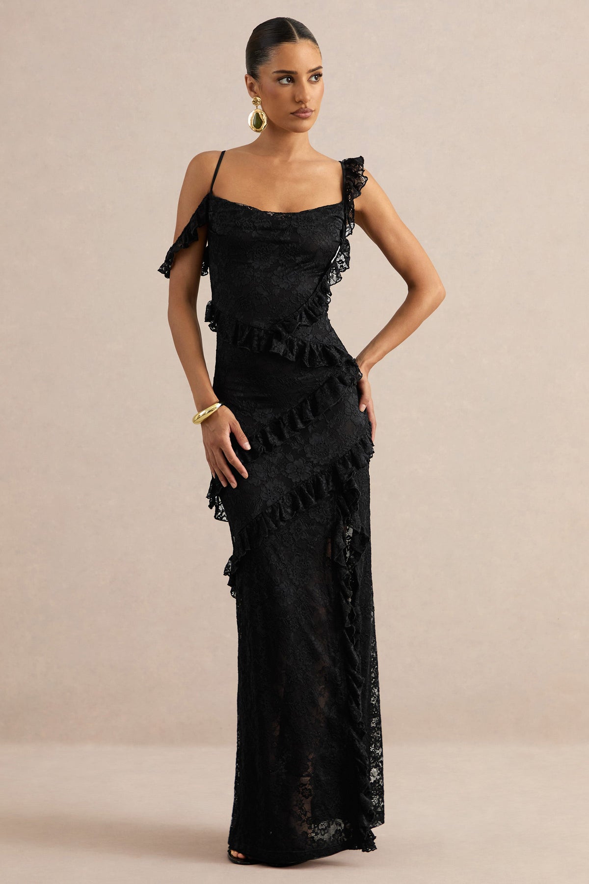 Sera | Robe longue noire en dentelle à col drapé avec détails volantés
