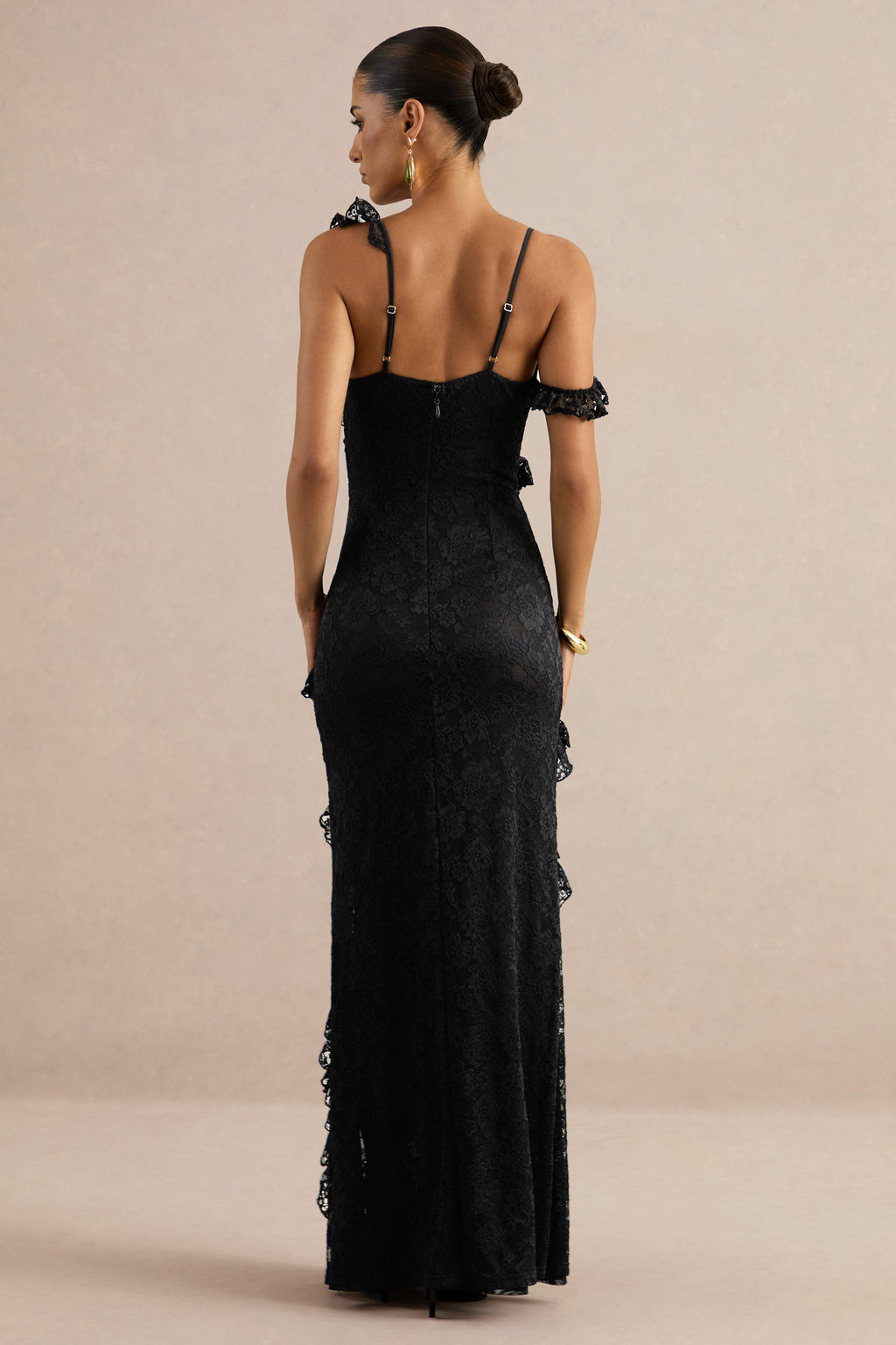 Sera | Robe longue noire en dentelle à col drapé avec détails volantés