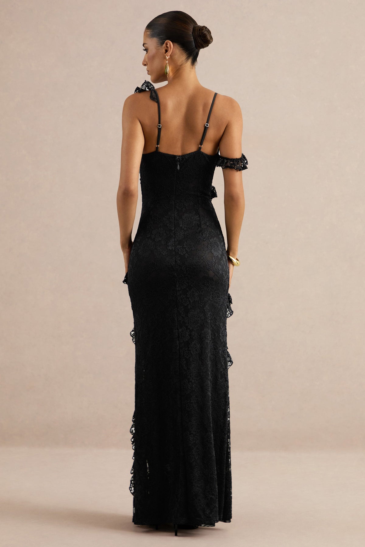 Sera | Robe longue noire en dentelle à col drapé avec détails volantés