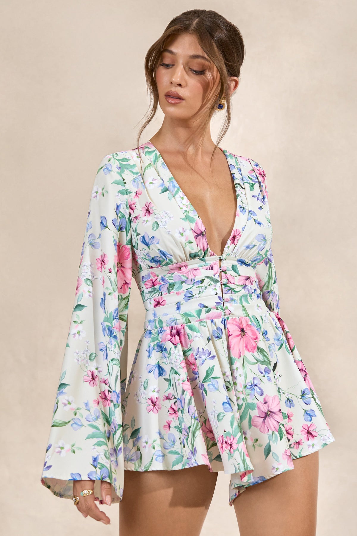Kismet | Combishort crème à imprimé floral avec décolleté plongeant et manches évasées