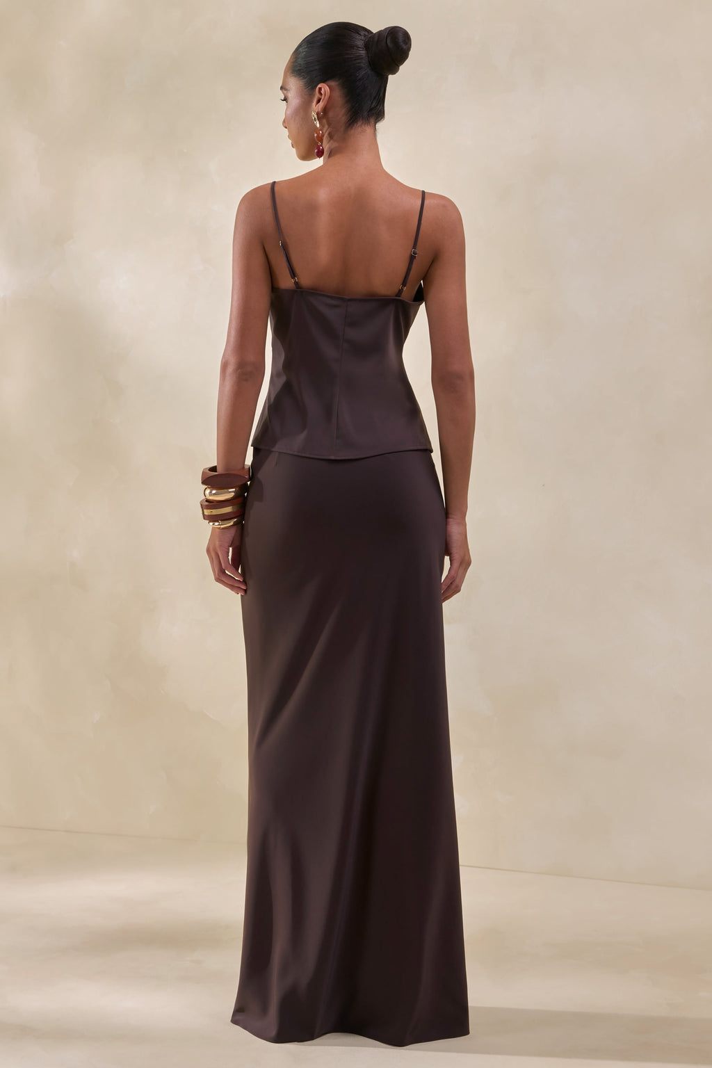 Sybella | Haut en satin marron foncé à encolure en V