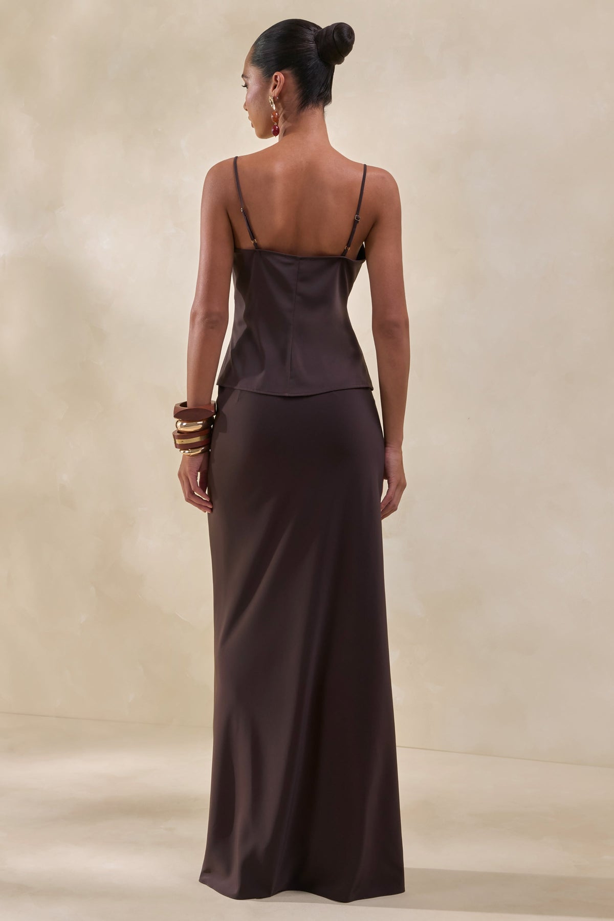 Sybella | Haut en satin marron foncé à encolure en V