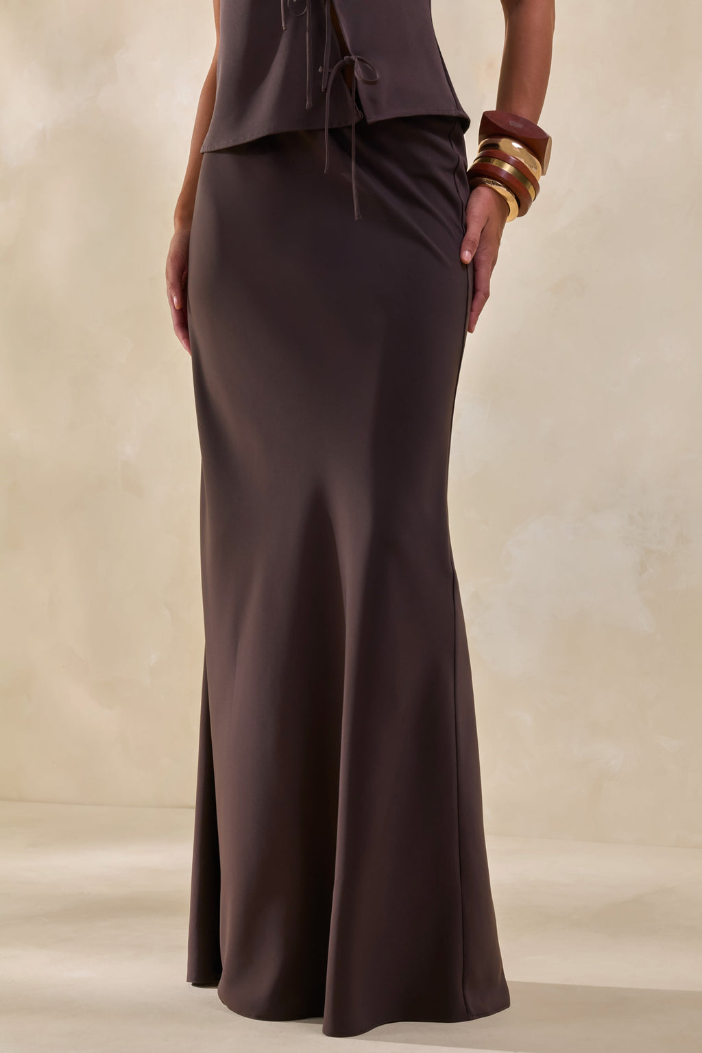 Sybella | Jupe longue en satin marron foncé