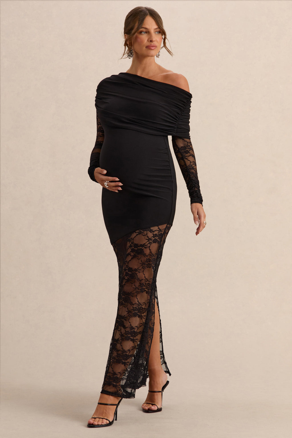 Giuliana | Robe longue de grossesse noire à encolure asymétrique avec détails en dentelle