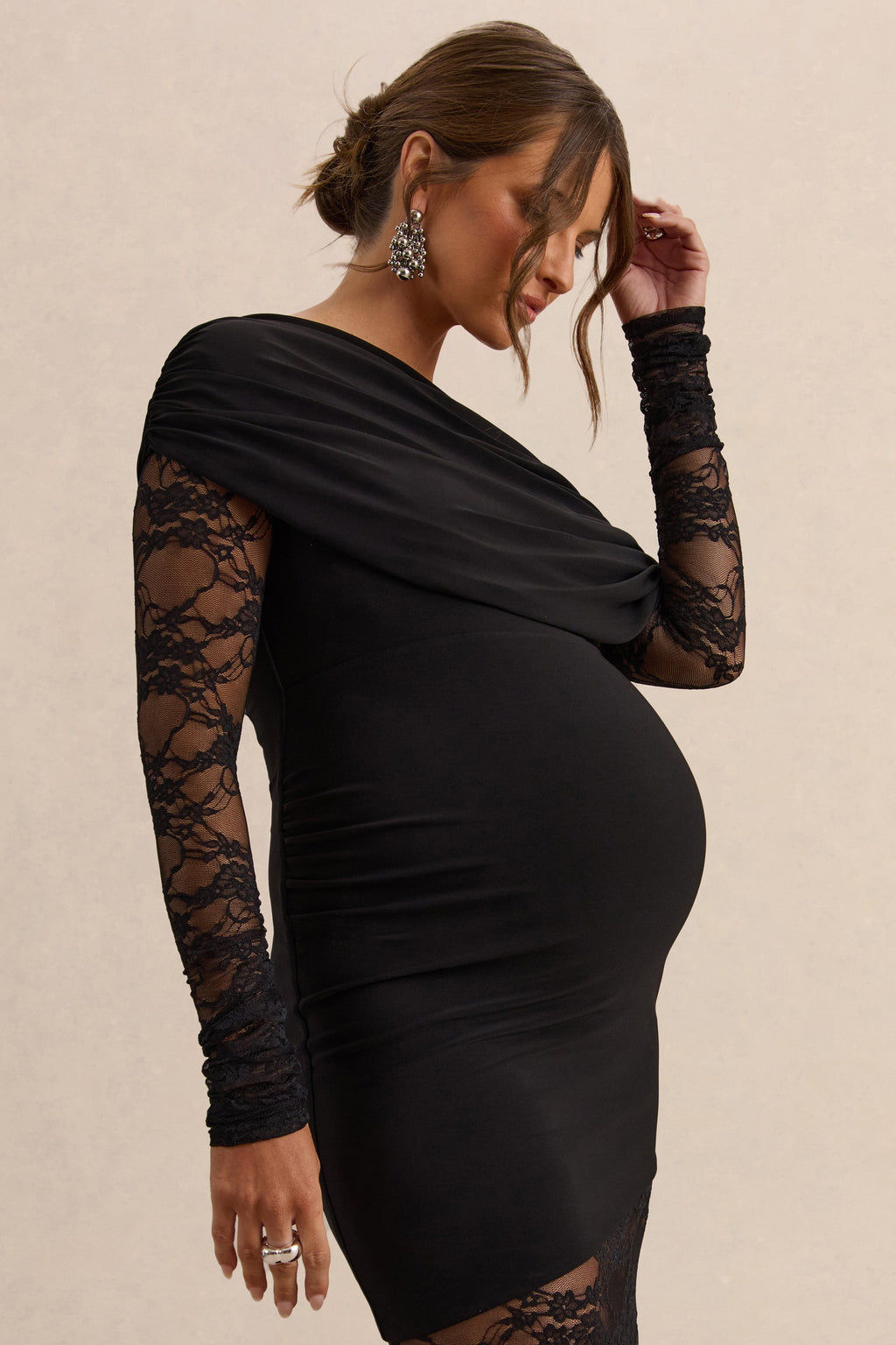 Giuliana | Robe longue de grossesse noire à encolure asymétrique avec détails en dentelle