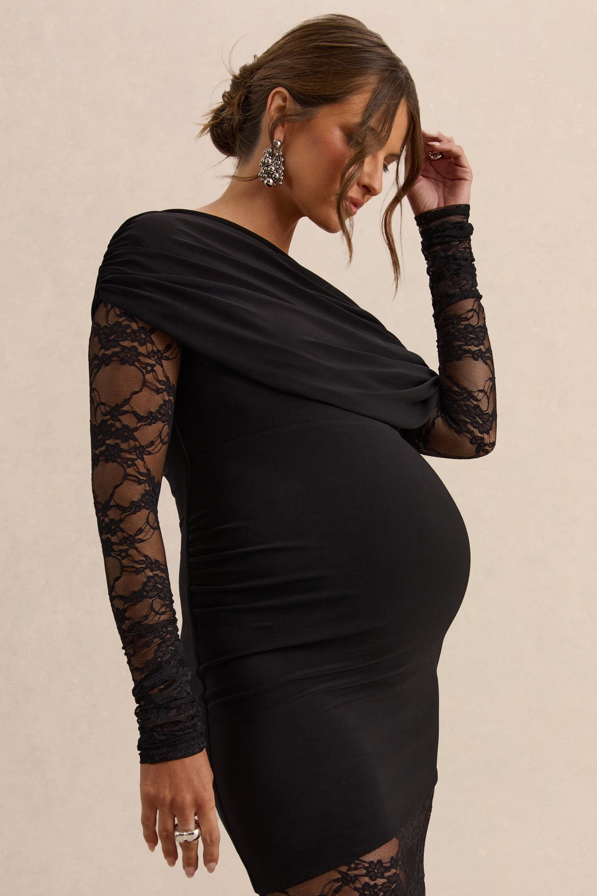 Giuliana | Robe longue de grossesse noire à encolure asymétrique avec détails en dentelle