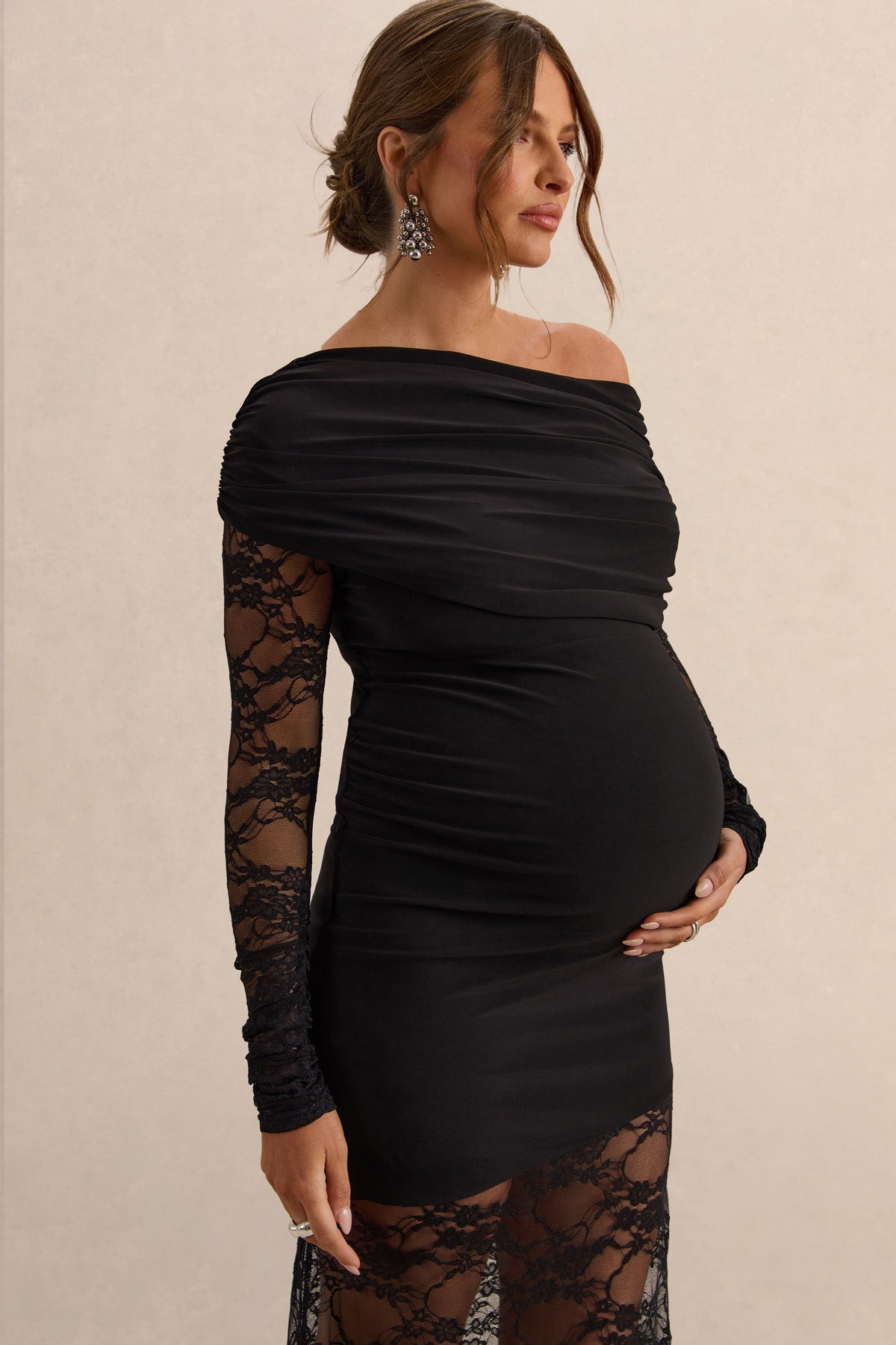 Giuliana | Robe longue de grossesse noire à encolure asymétrique avec détails en dentelle