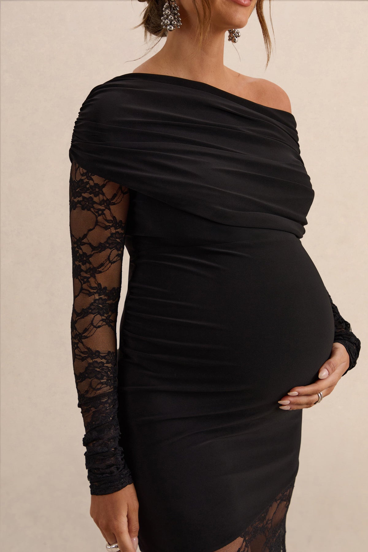 Giuliana | Robe longue de grossesse noire à encolure asymétrique avec détails en dentelle