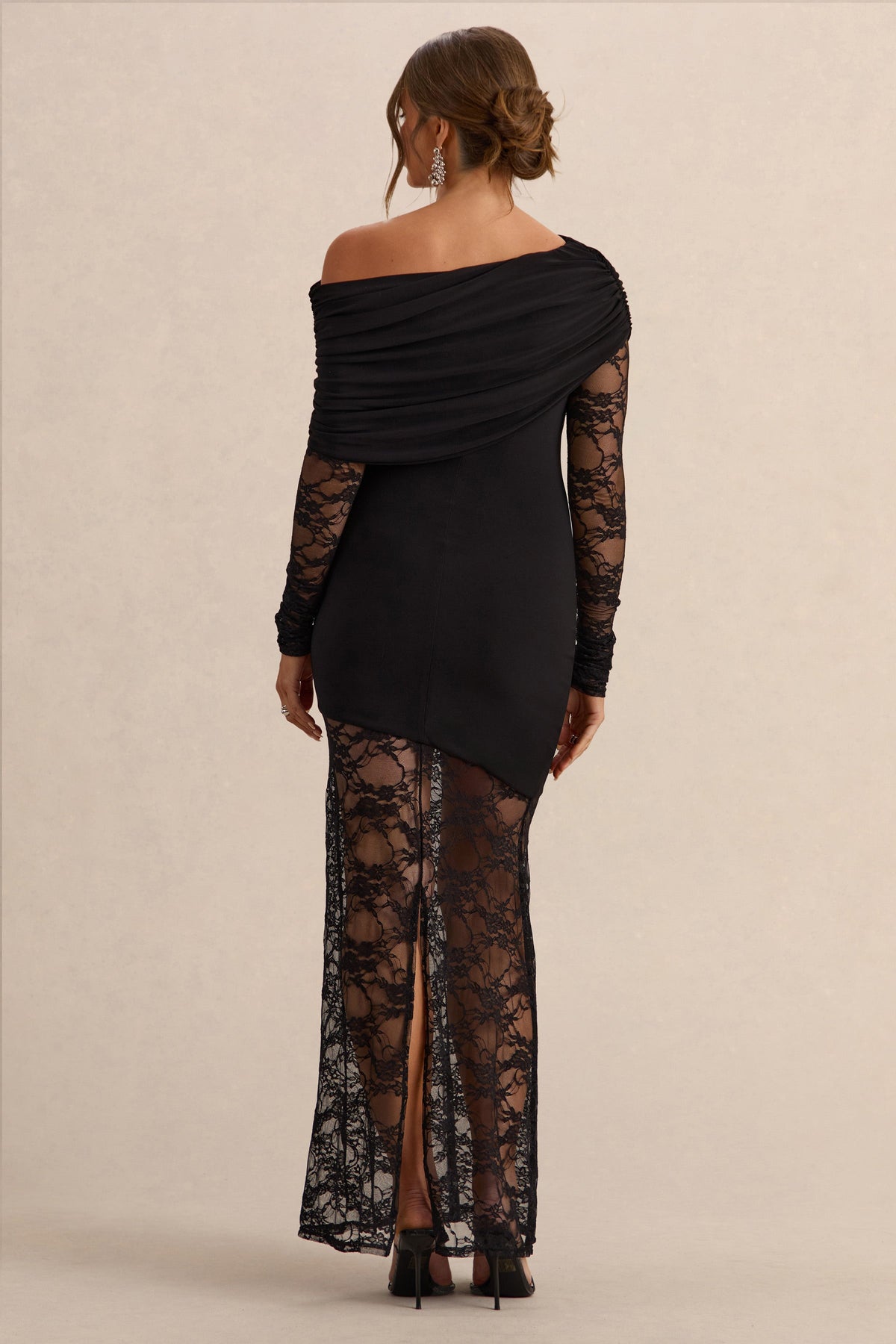 Giuliana | Robe longue de grossesse noire à encolure asymétrique avec détails en dentelle