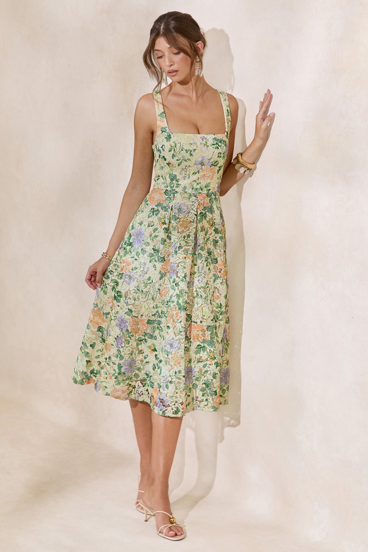 Lorielle | Robe mi-longue en dentelle à imprimé floral citron et encolure carrée