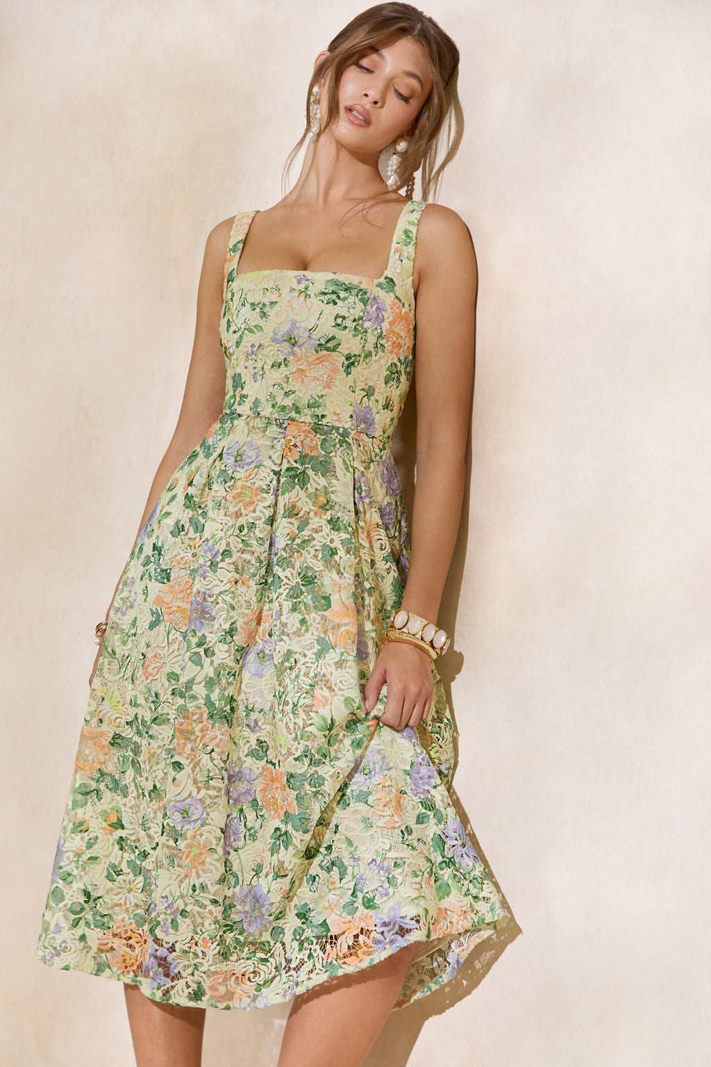 Lorielle | Robe mi-longue en dentelle à imprimé floral citron et encolure carrée