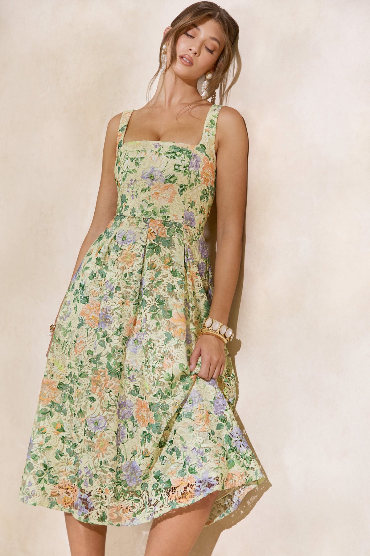 Lorielle | Robe mi-longue en dentelle à imprimé floral citron et encolure carrée
