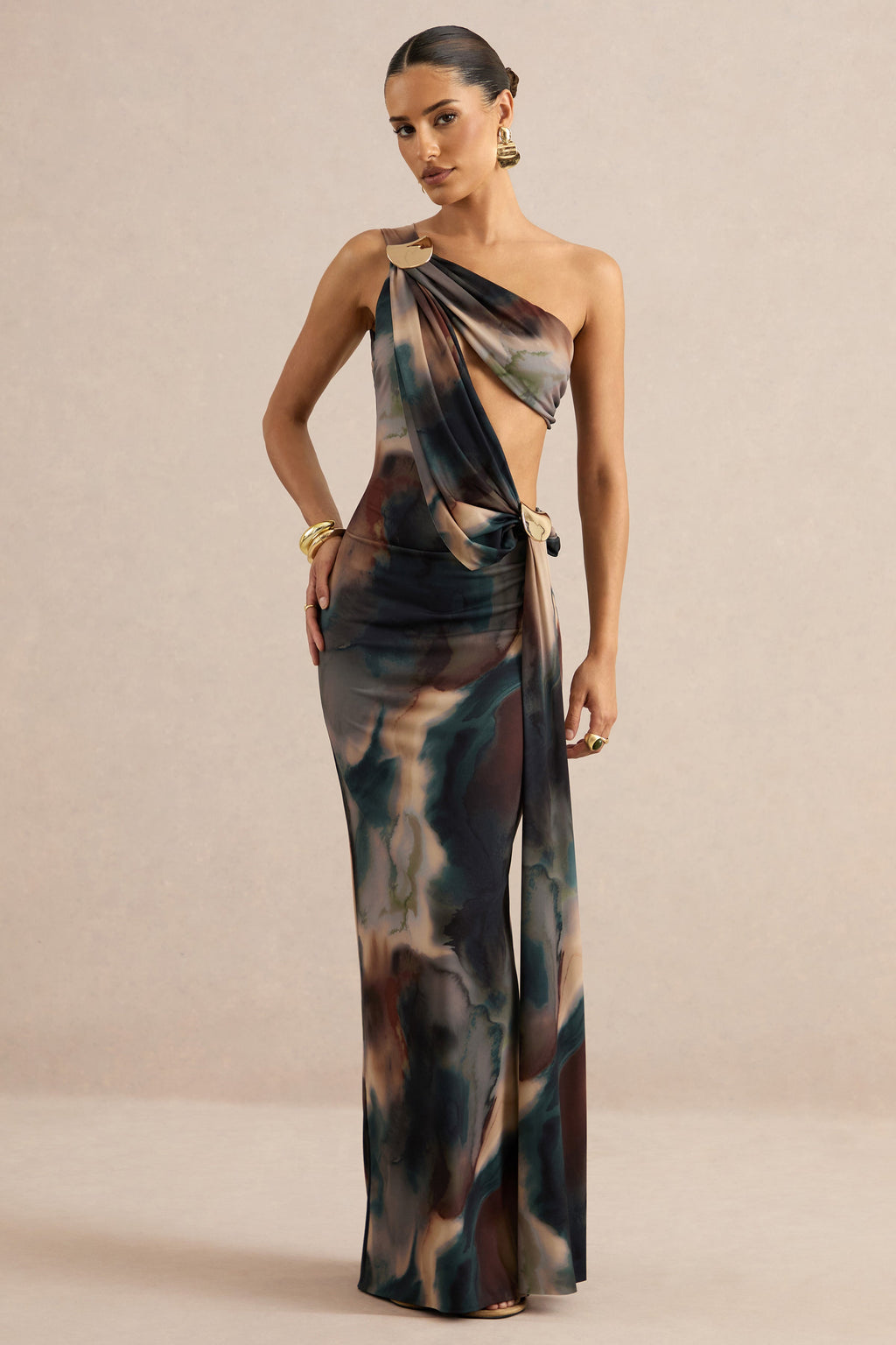 Maelys | Robe longue à imprimé dégradé noir et bleu avec encolure asymétrique découpes et détails dorés