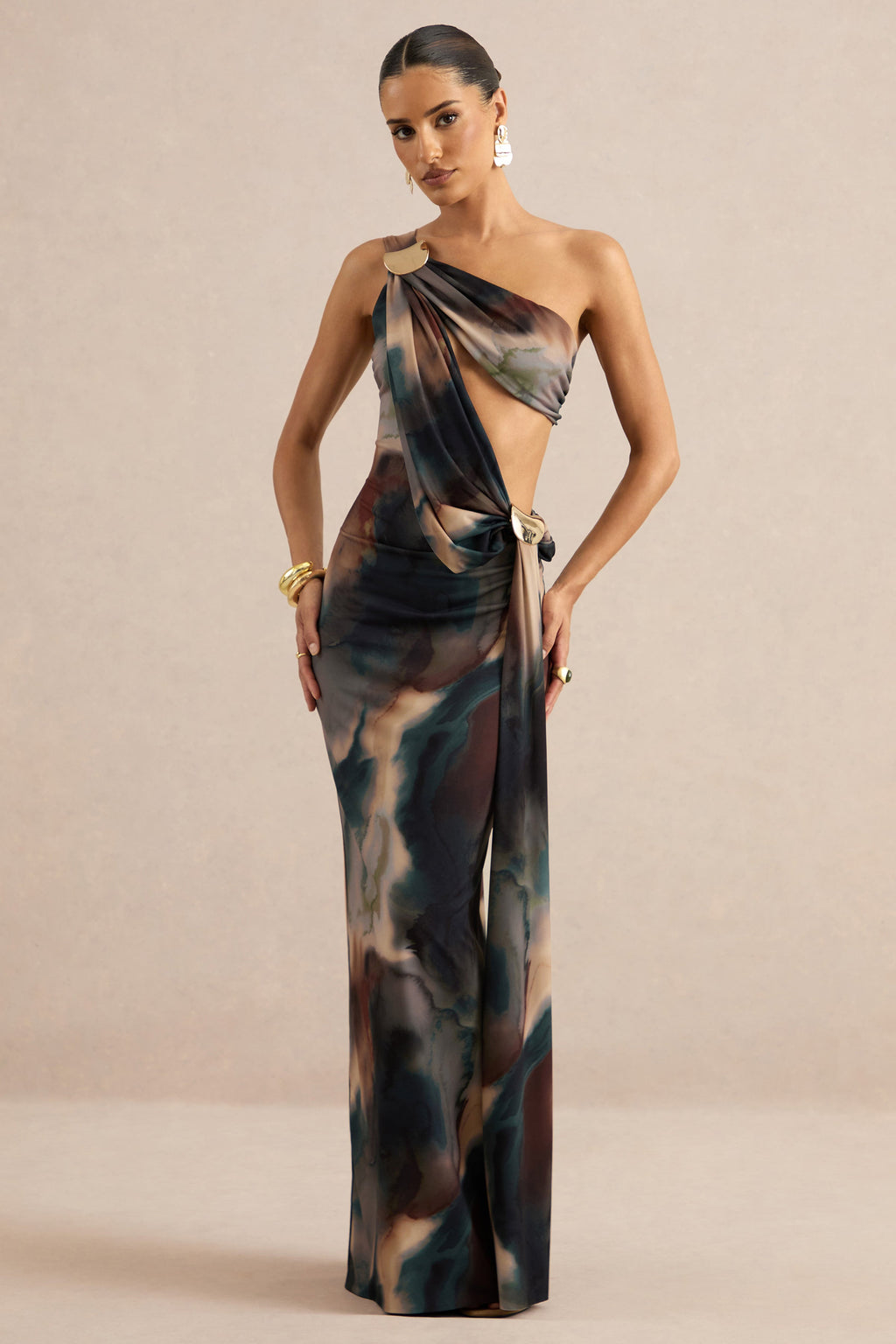 Maelys | Robe longue à imprimé dégradé noir et bleu avec encolure asymétrique découpes et détails dorés