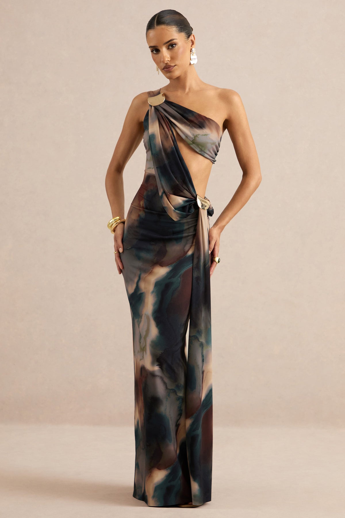 Maelys | Robe longue à imprimé dégradé noir et bleu avec encolure asymétrique découpes et détails dorés