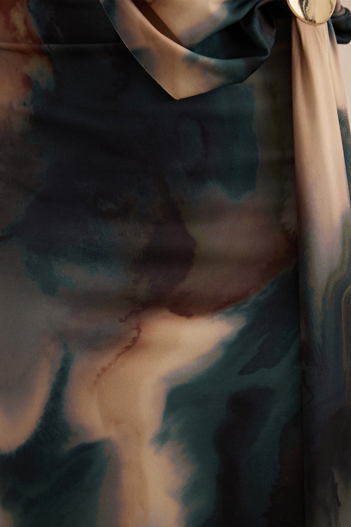 Maelys | Robe longue à imprimé dégradé noir et bleu avec encolure asymétrique découpes et détails dorés