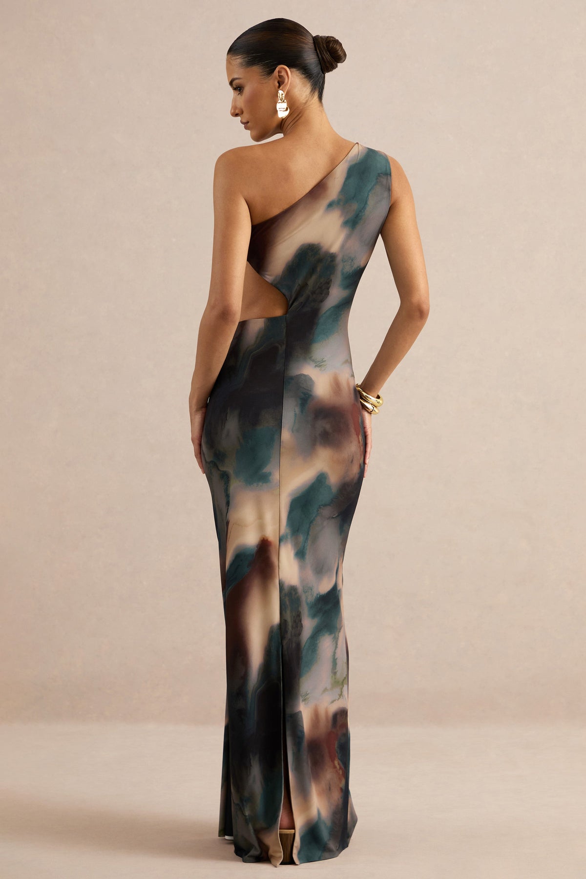 Maelys | Robe longue à imprimé dégradé noir et bleu avec encolure asymétrique découpes et détails dorés