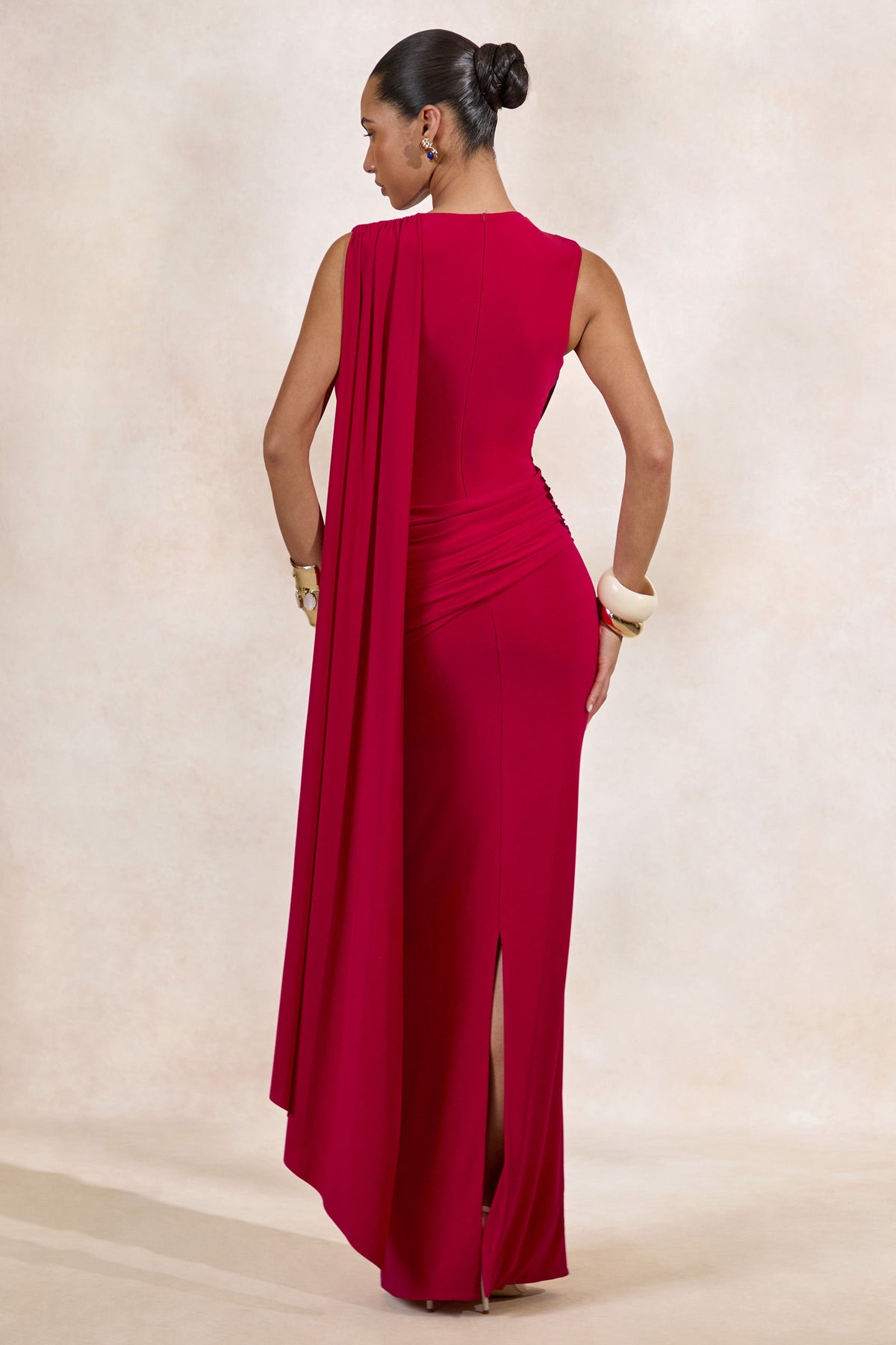 Aralyn | Robe Longue Rouge À Décolleté Bénitier Plongeant Avec Détail Foulard
