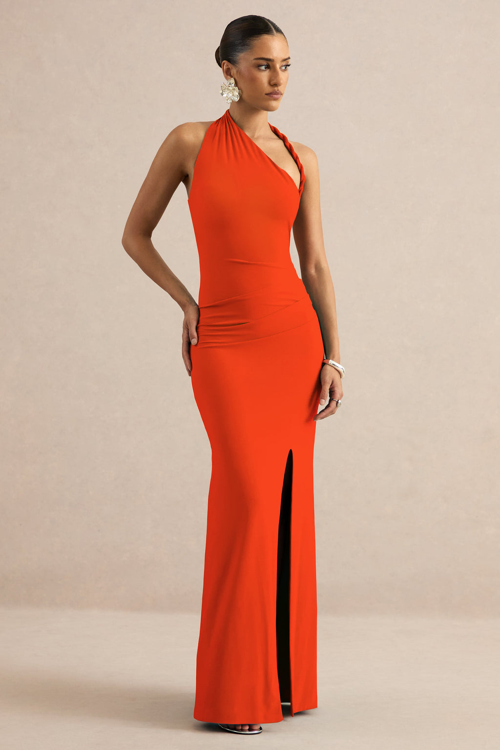 Elirae | Robe longue orange à encolure asymétrique avec bretelle torsadée et fente haute sur le devant