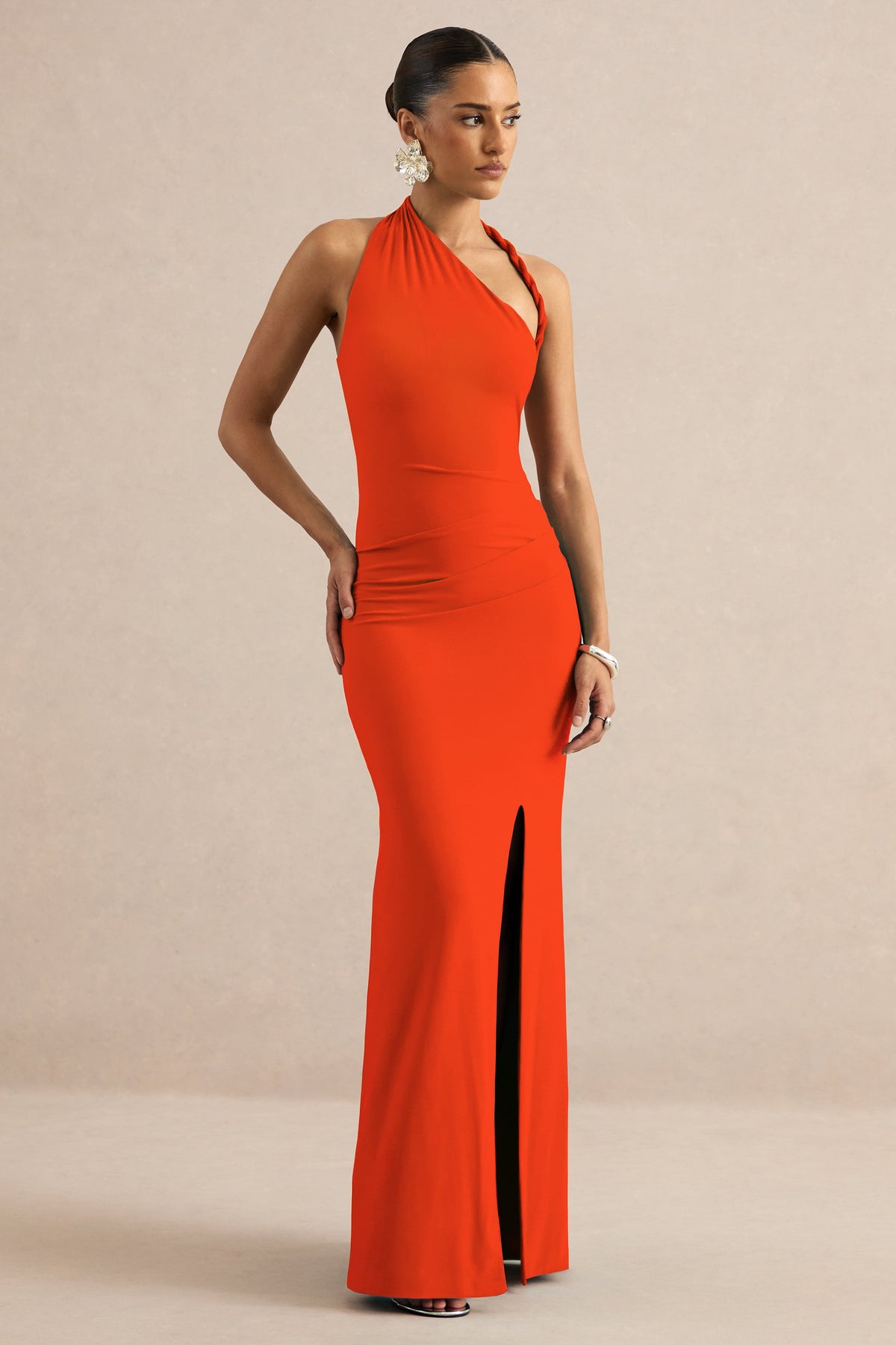 Elirae | Robe longue orange à encolure asymétrique avec bretelle torsadée et fente haute sur le devant
