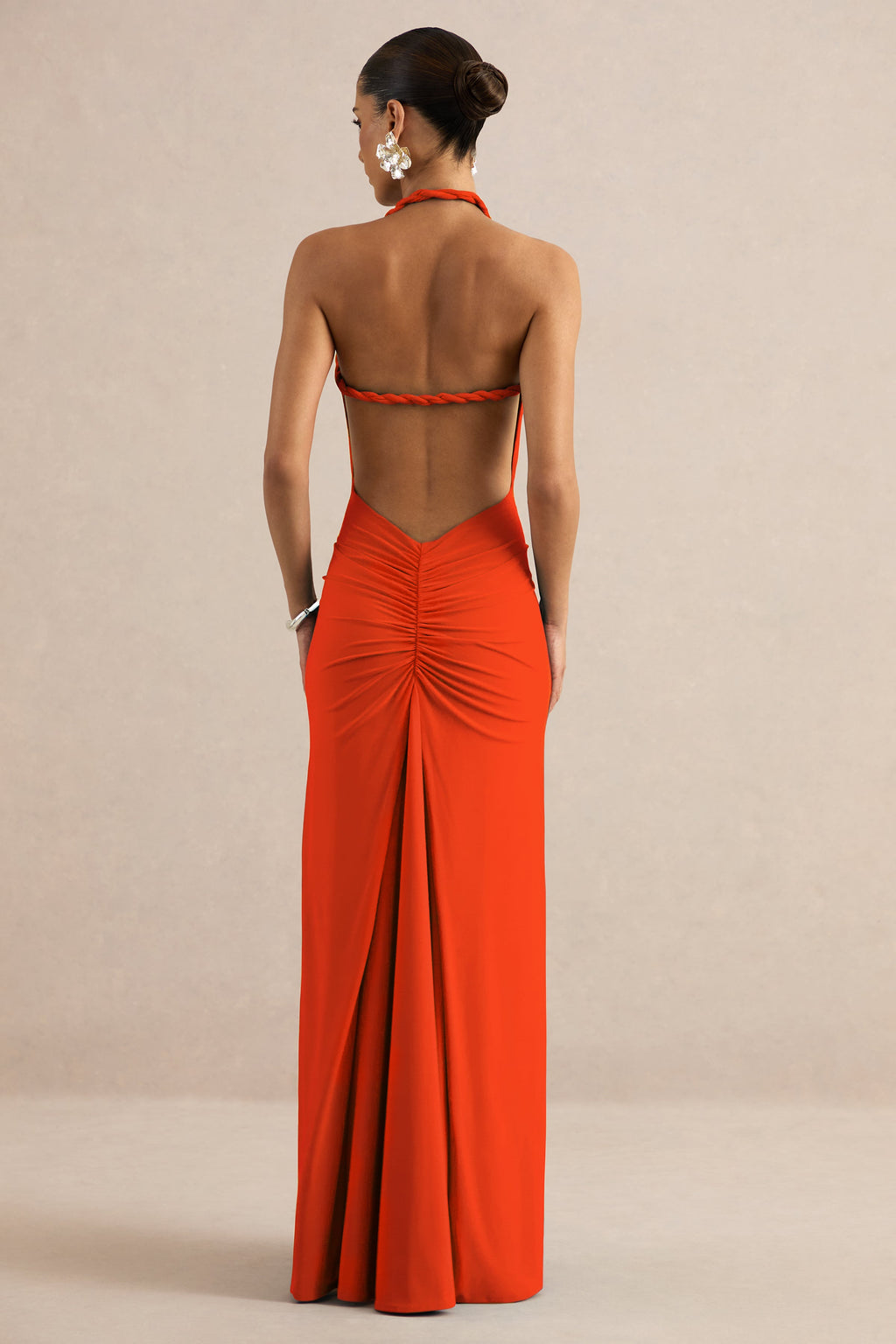 Elirae | Robe longue orange à encolure asymétrique avec bretelle torsadée et fente haute sur le devant