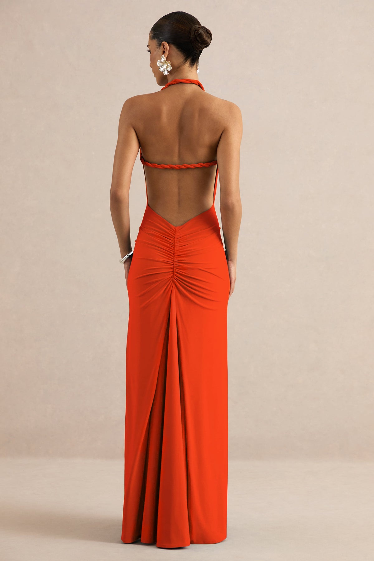 Elirae | Robe longue orange à encolure asymétrique avec bretelle torsadée et fente haute sur le devant