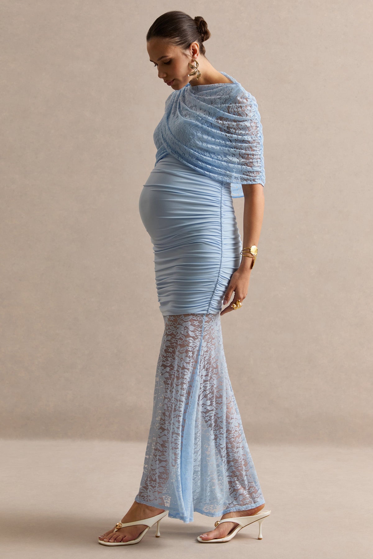 Bronta | Robe longue de grossesse en dentelle bleu clair à col montant avec cape courte et jupe transparente
