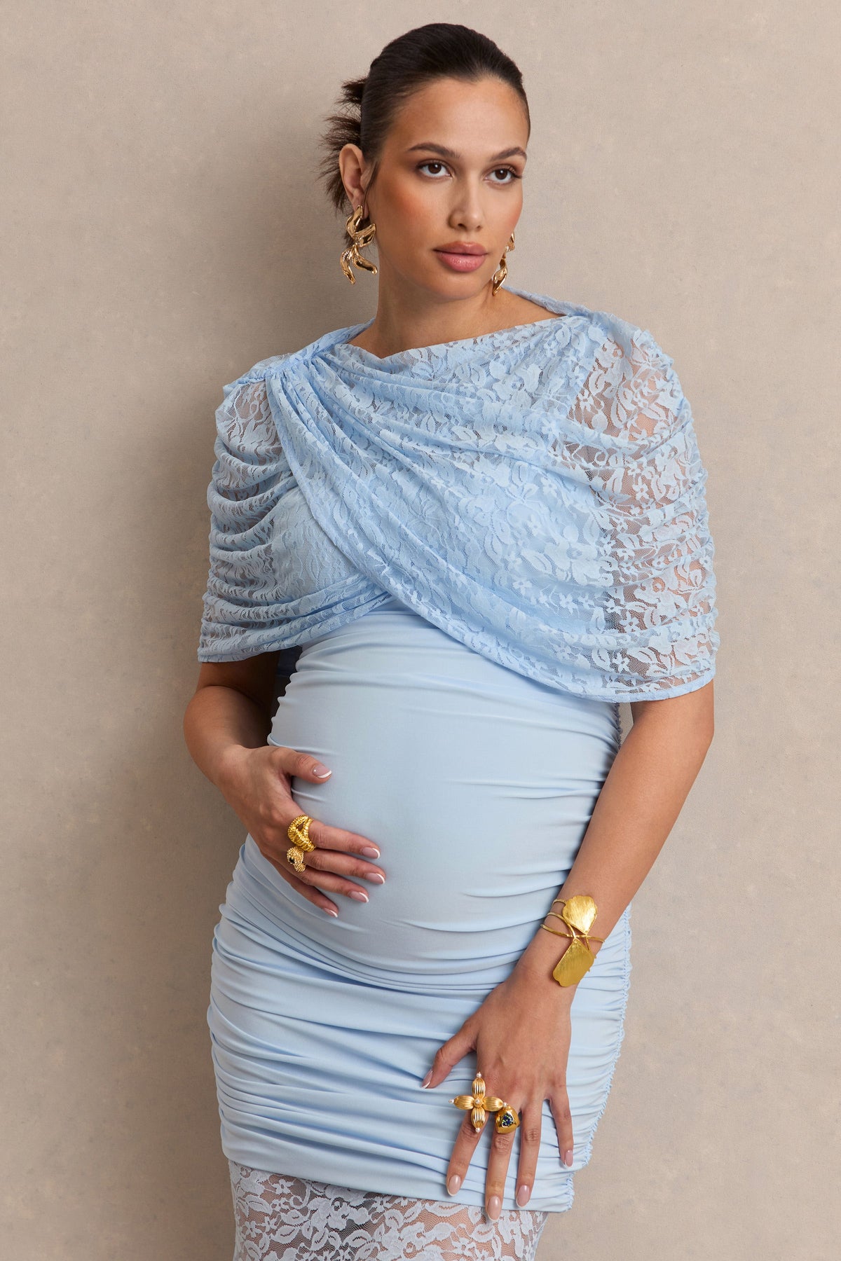 Bronta | Robe longue de grossesse en dentelle bleu clair à col montant avec cape courte et jupe transparente