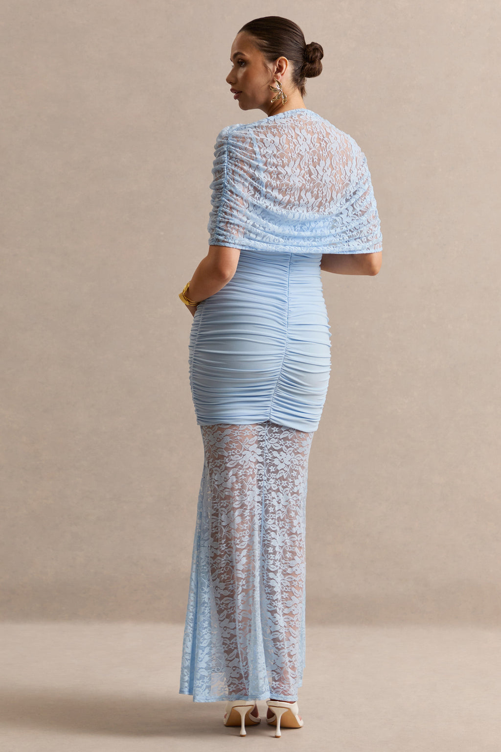 Bronta | Robe longue de grossesse en dentelle bleu clair à col montant avec cape courte et jupe transparente