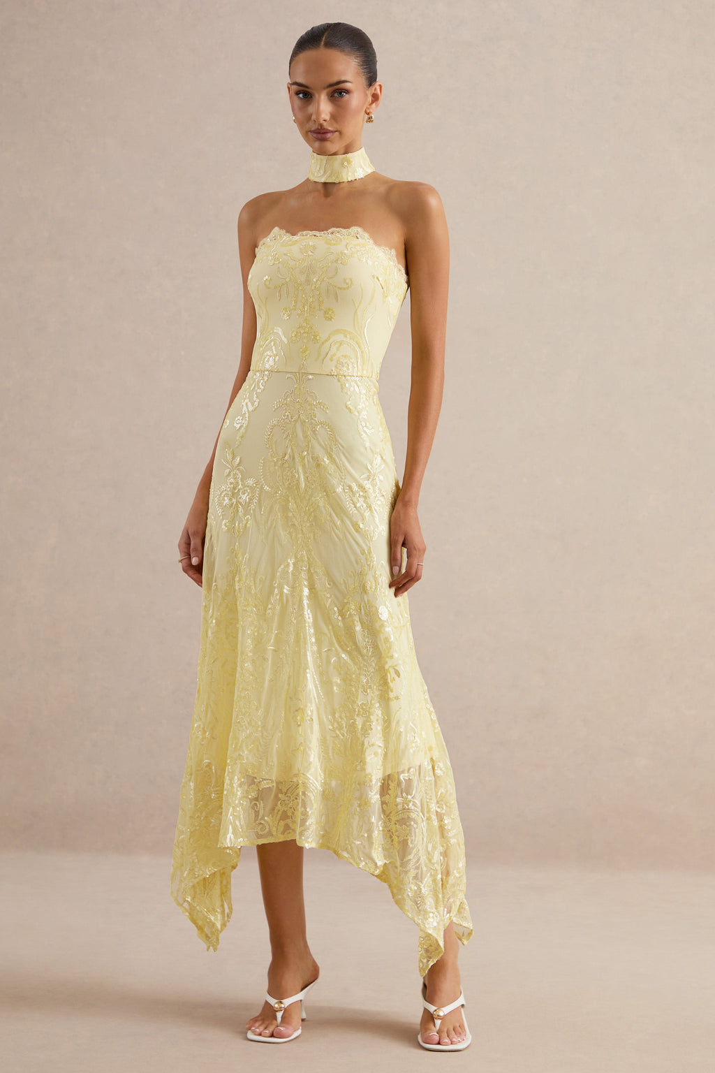 Galathea | Robe mi-longue jaune en dentelle à encolure bandeau avec détail de col