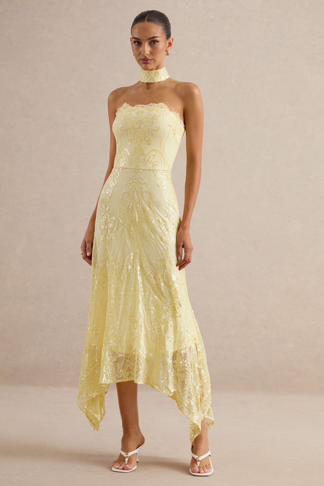 Galathea | Robe mi-longue jaune en dentelle à encolure bandeau avec détail de col