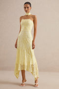 Galathea | Robe mi-longue jaune en dentelle à encolure bandeau avec détail de col