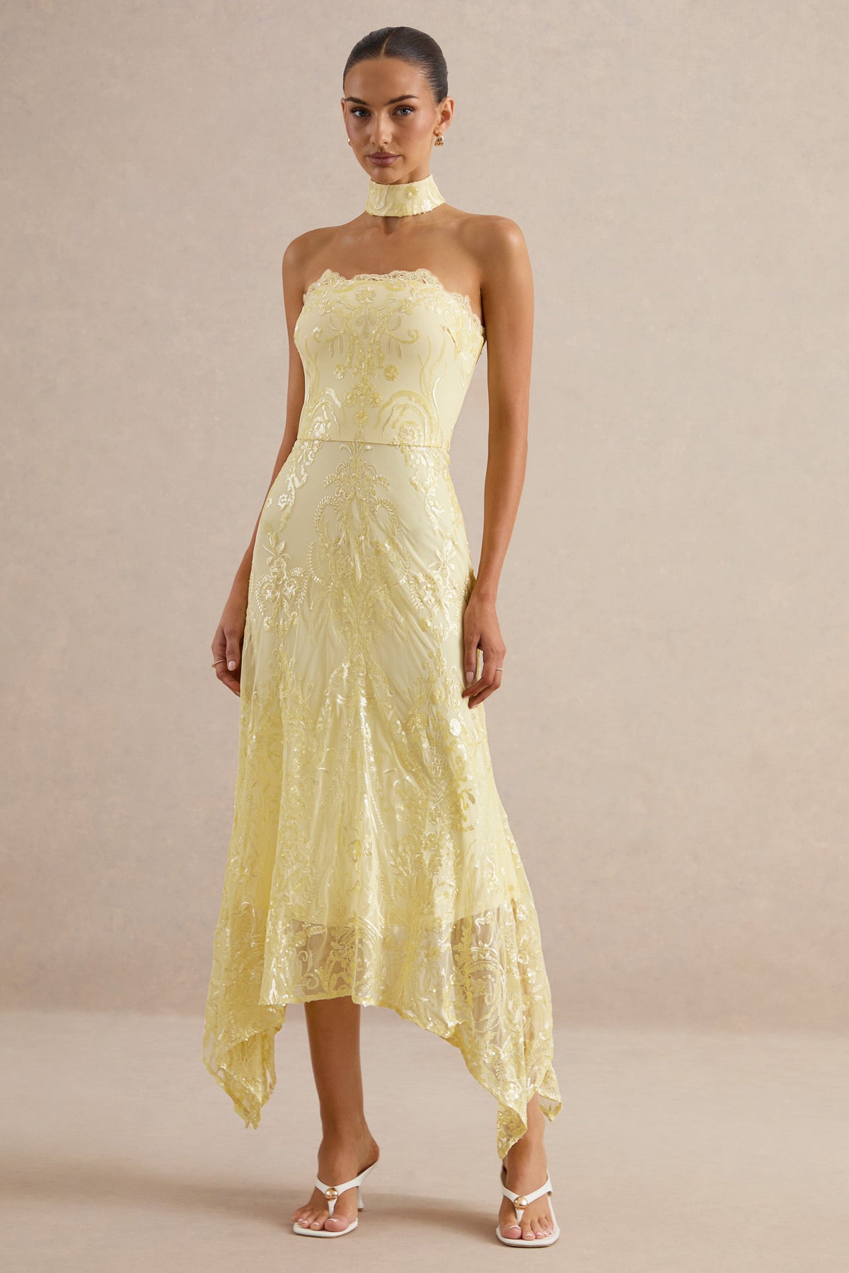 Galathea | Robe mi-longue jaune en dentelle à encolure bandeau avec détail de col