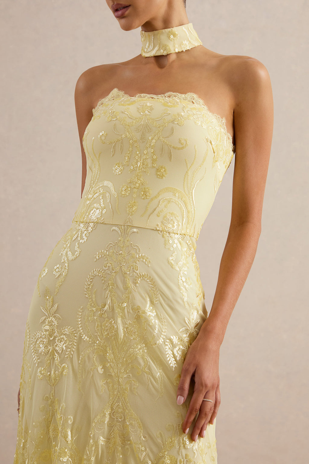Galathea | Robe mi-longue jaune en dentelle à encolure bandeau avec détail de col