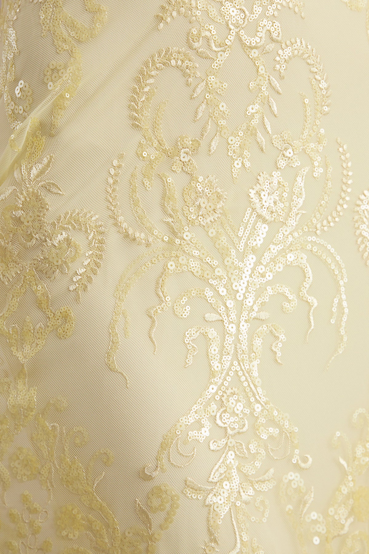 Galathea | Robe mi-longue jaune en dentelle à encolure bandeau avec détail de col