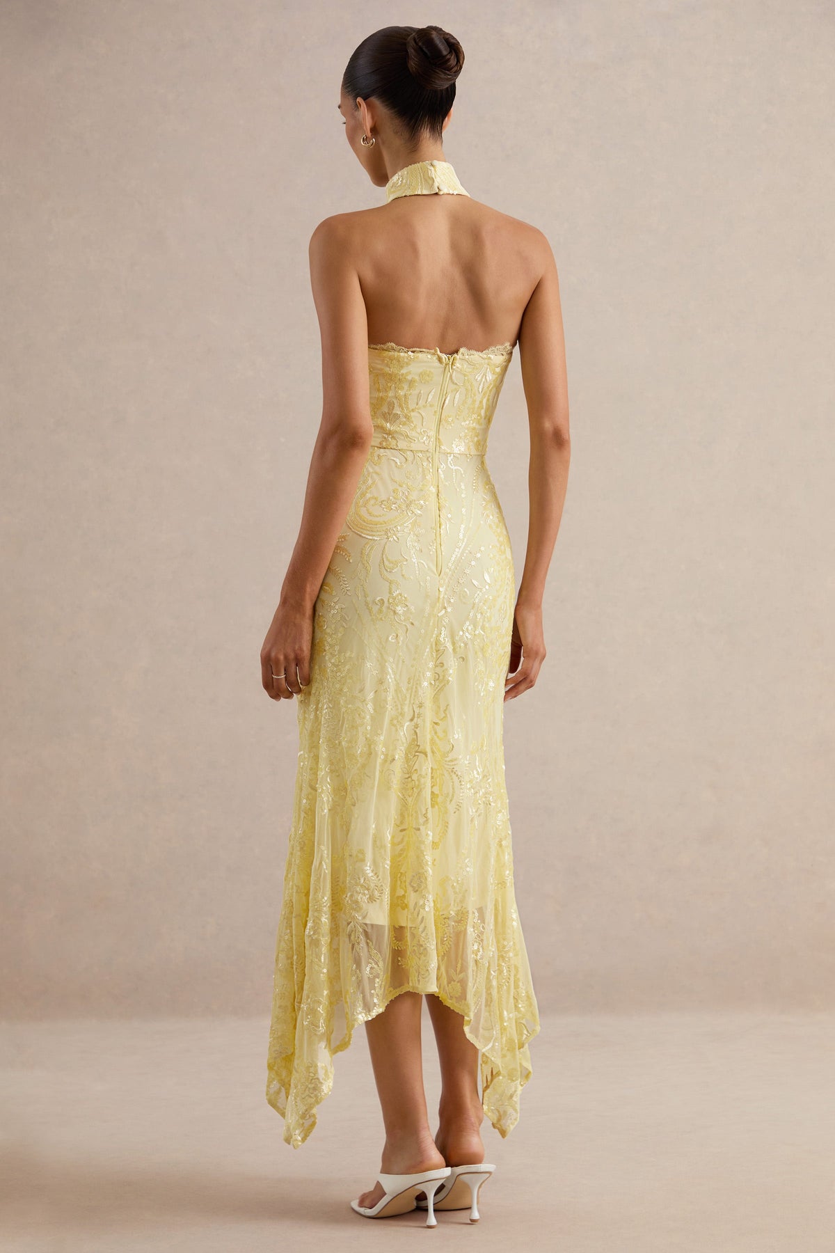 Galathea | Robe mi-longue jaune en dentelle à encolure bandeau avec détail de col