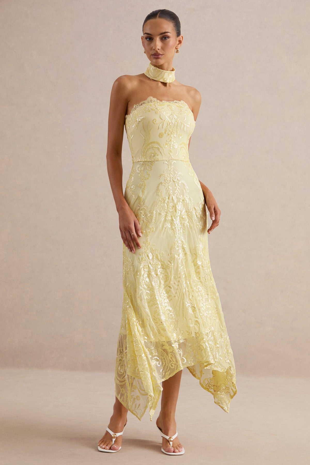 Galathea | Robe mi-longue jaune en dentelle à encolure bandeau avec détail de col