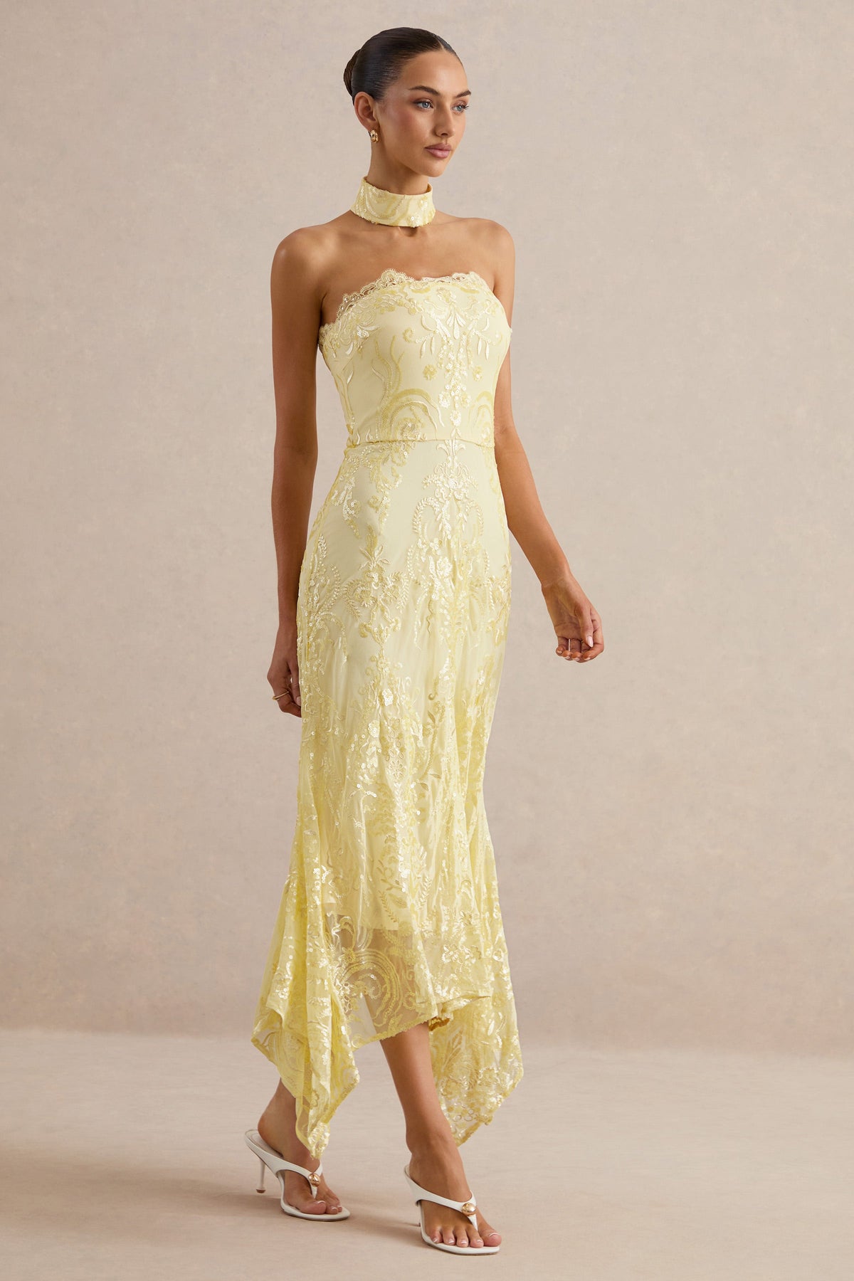 Galathea | Robe mi-longue jaune en dentelle à encolure bandeau avec détail de col