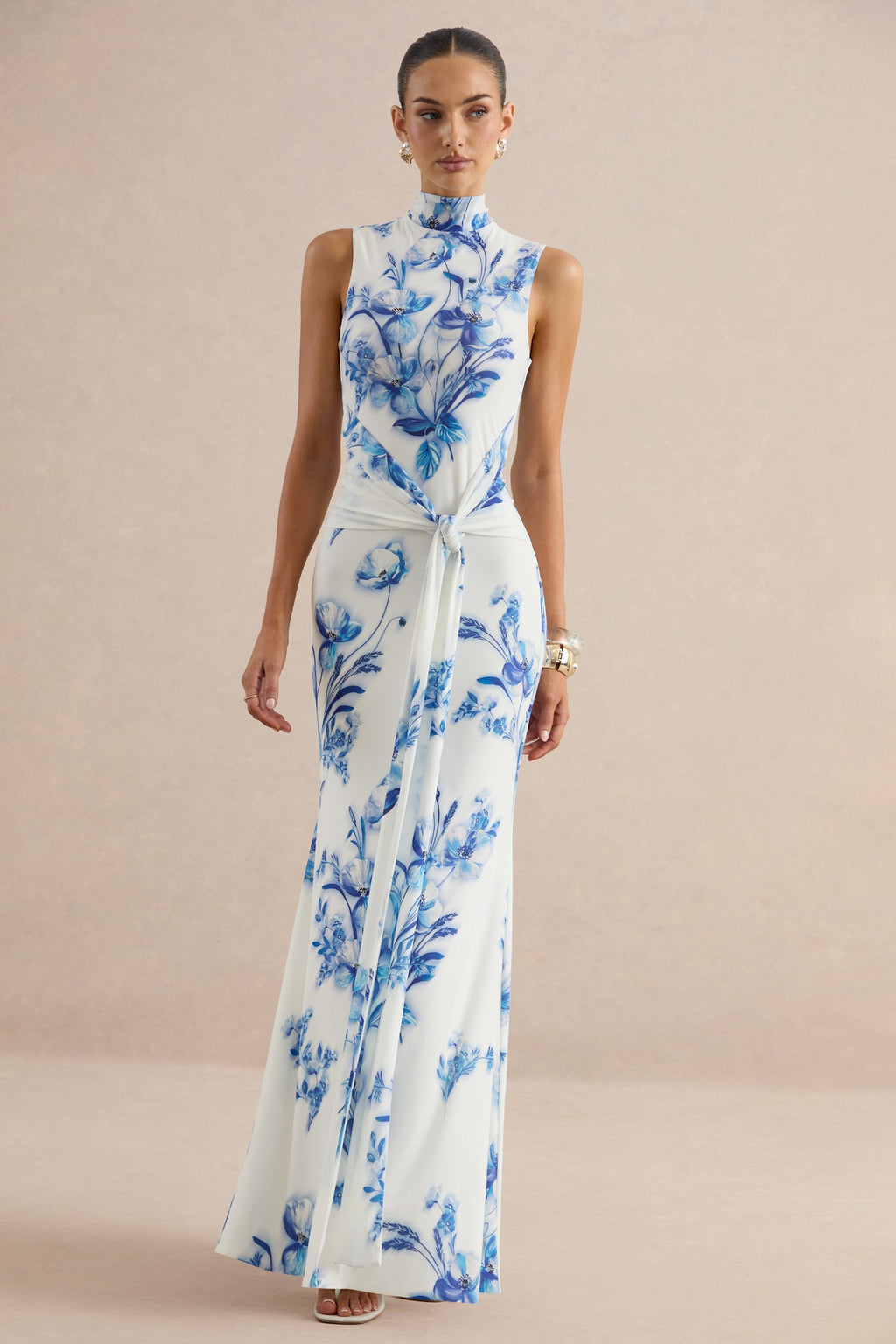 Isella | Robe longue à imprimé floral bleu à col montant avec détails froncés