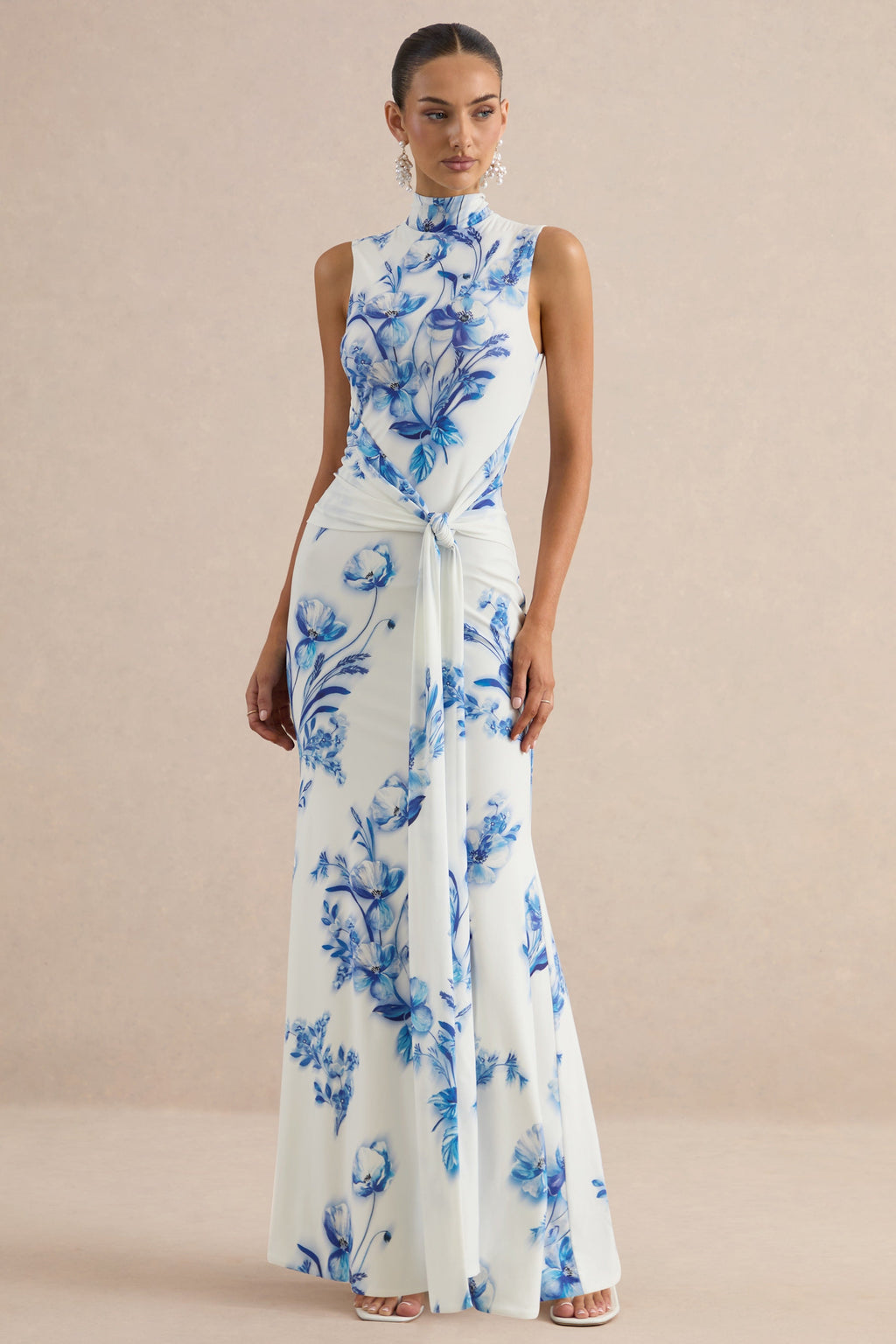 Isella | Robe longue à imprimé floral bleu à col montant avec détails froncés