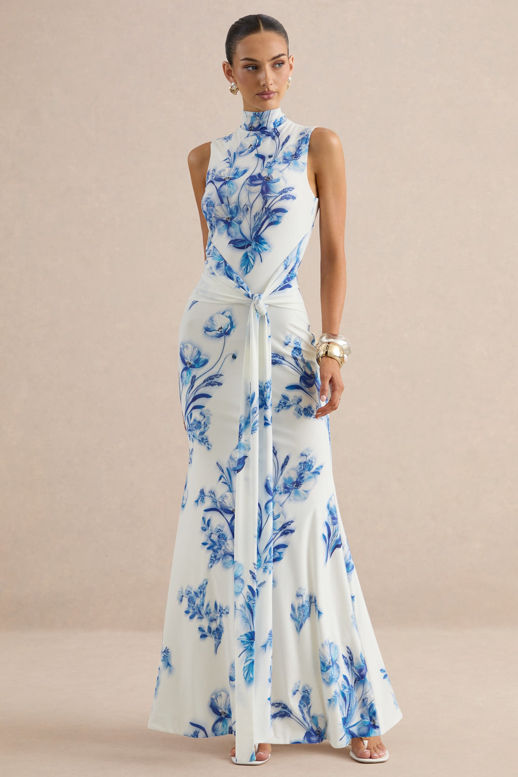Isella | Robe longue à imprimé floral bleu à col montant avec détails froncés