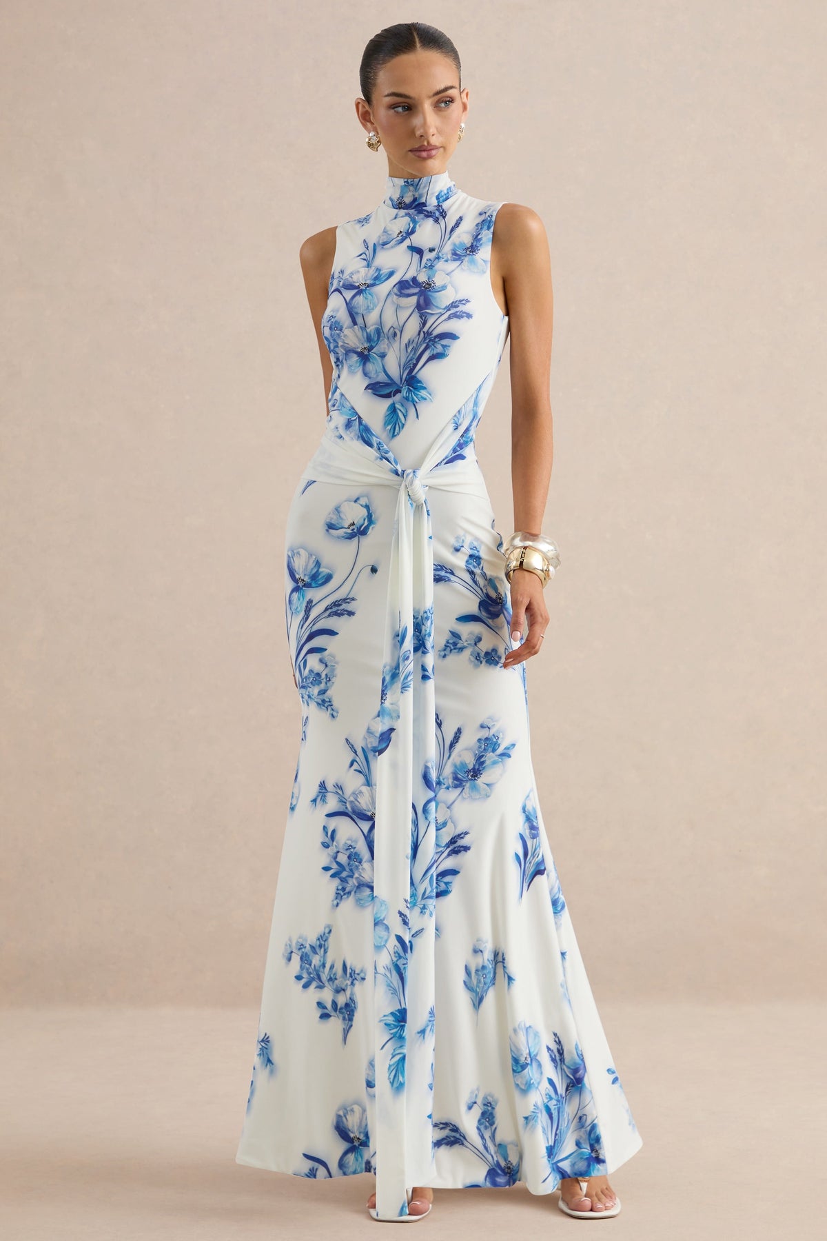 Isella | Robe longue à imprimé floral bleu à col montant avec détails froncés